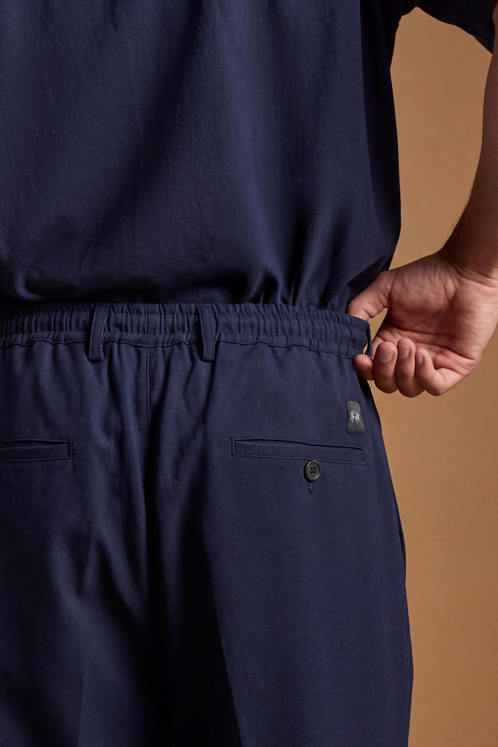 Men's long trousers in wool-polyester blend with elastane for comfort and durability. Relaxed fit, wide legs, elastic waistband, pleats, and detailed pockets. - Navy