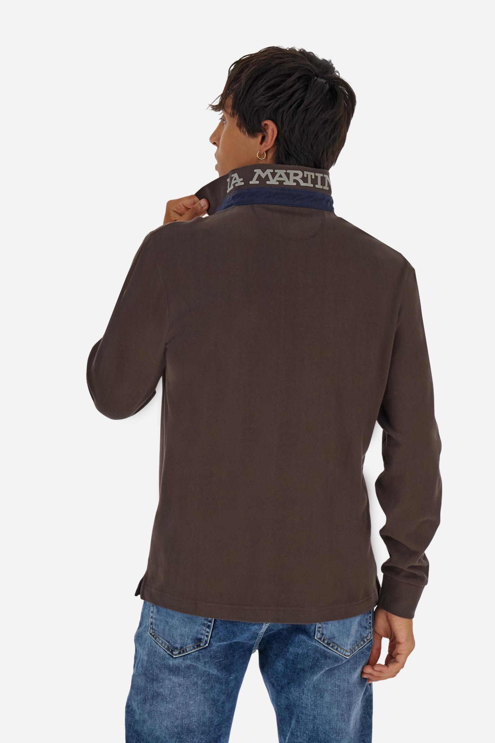 Men’s long-sleeve polo in premium soft-touch cotton jersey for a luxurious feel on the skin. Contrast gabardine details on the collar. Upper collar in tone-on-tone ribbing with printed La Martina lettering undercollar. Three customized buttons, enhanced by a multicolor striped tape on the placket. Contrast embroidered team logo on the chest. Regular fit. Model wears size L. - Java