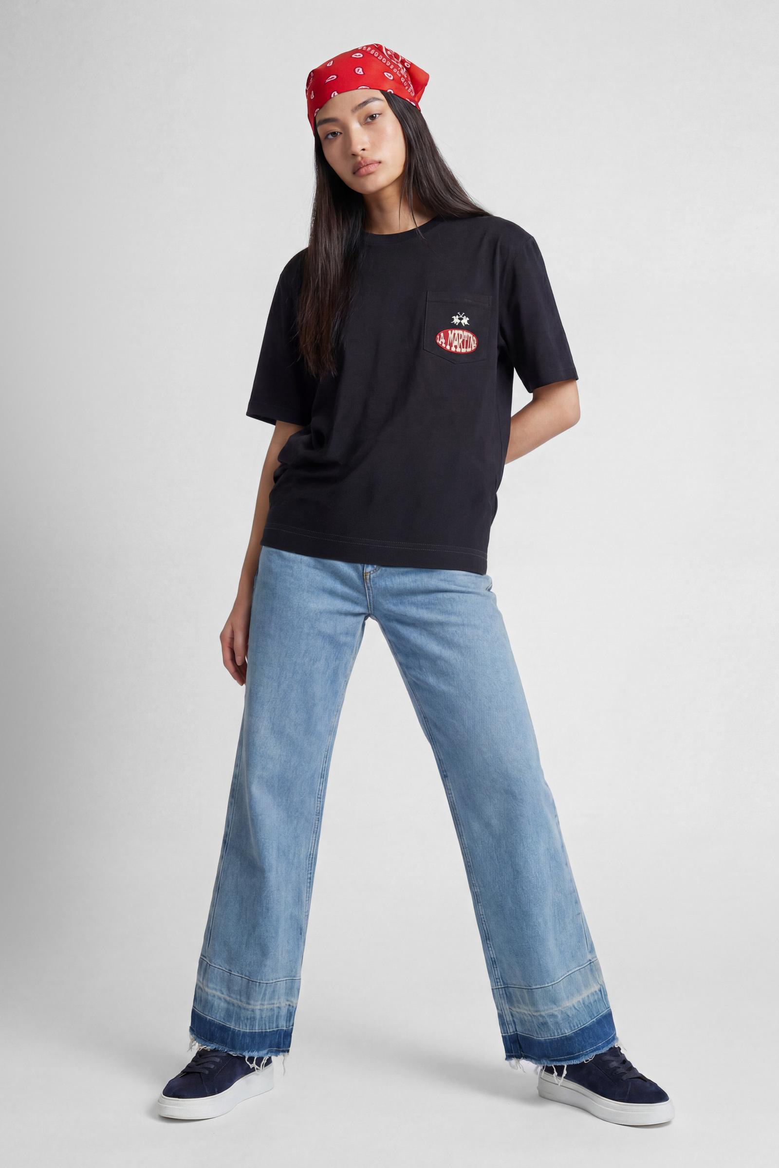 Numbered style with exclusive label, produced in only 100 pieces per style/colour. The label is positioned on the back, at the lower right, with the progressive number clearly visible. Short-sleeved T-shirt made from solid-colour 100% cotton jersey. The crew-neck design, with tone-on-tone ribbed collar, features a contemporary cut with a modern, wide and relaxed silhouette. The left side of the chest is enriched with a small pocket featuring the brand logo embroidered in contrast and an applied embroidered 