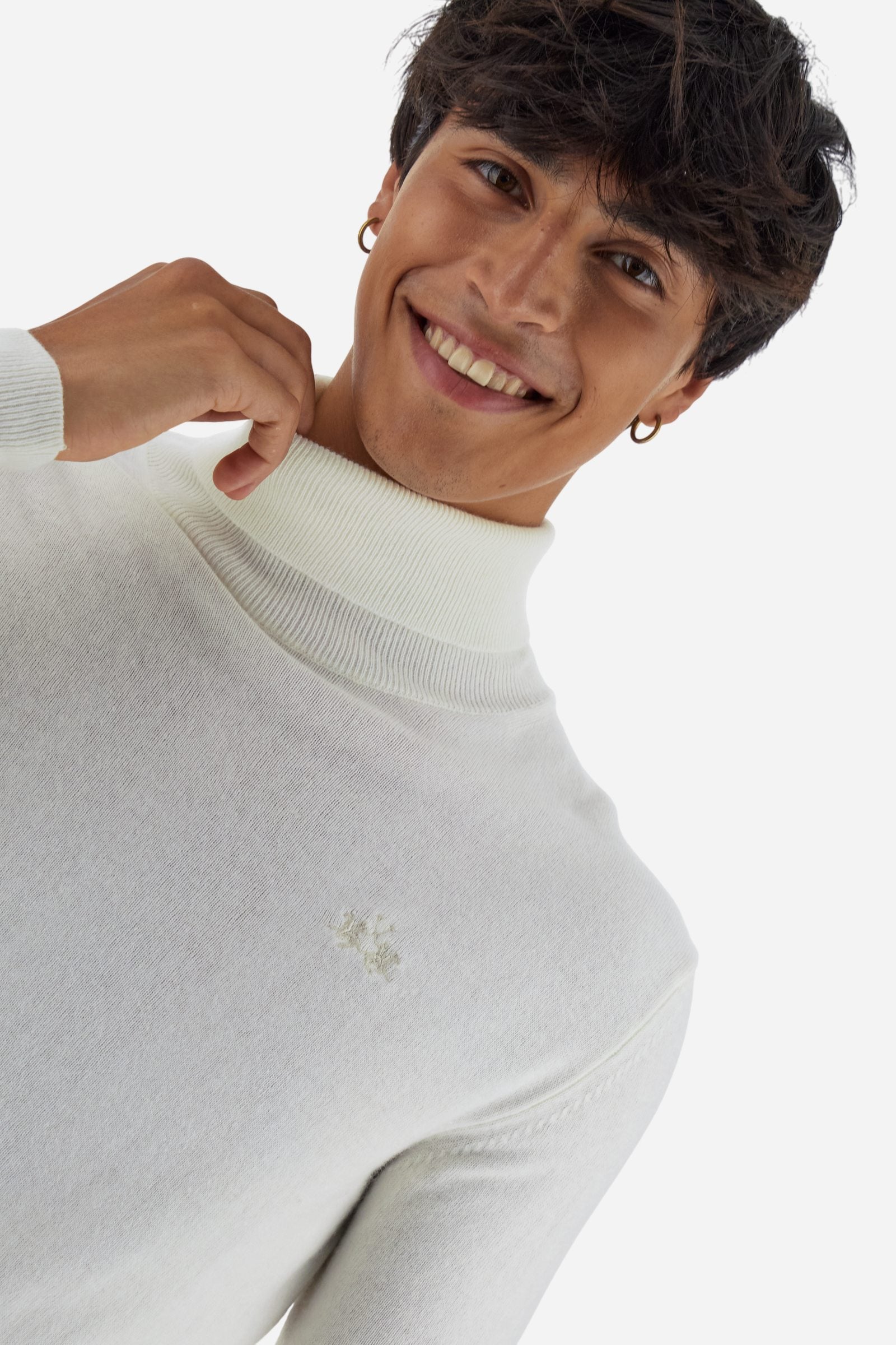 Men's long-sleeved solid colour jumper. This high-neck model is made in a soft-touch wool blend. The neck and cuffs are made in tone-on-tone ribbing. The logo is embroidered on the left of the chest in tone-on-tone thread. Regular fit. The model is wearing a size L - Off White