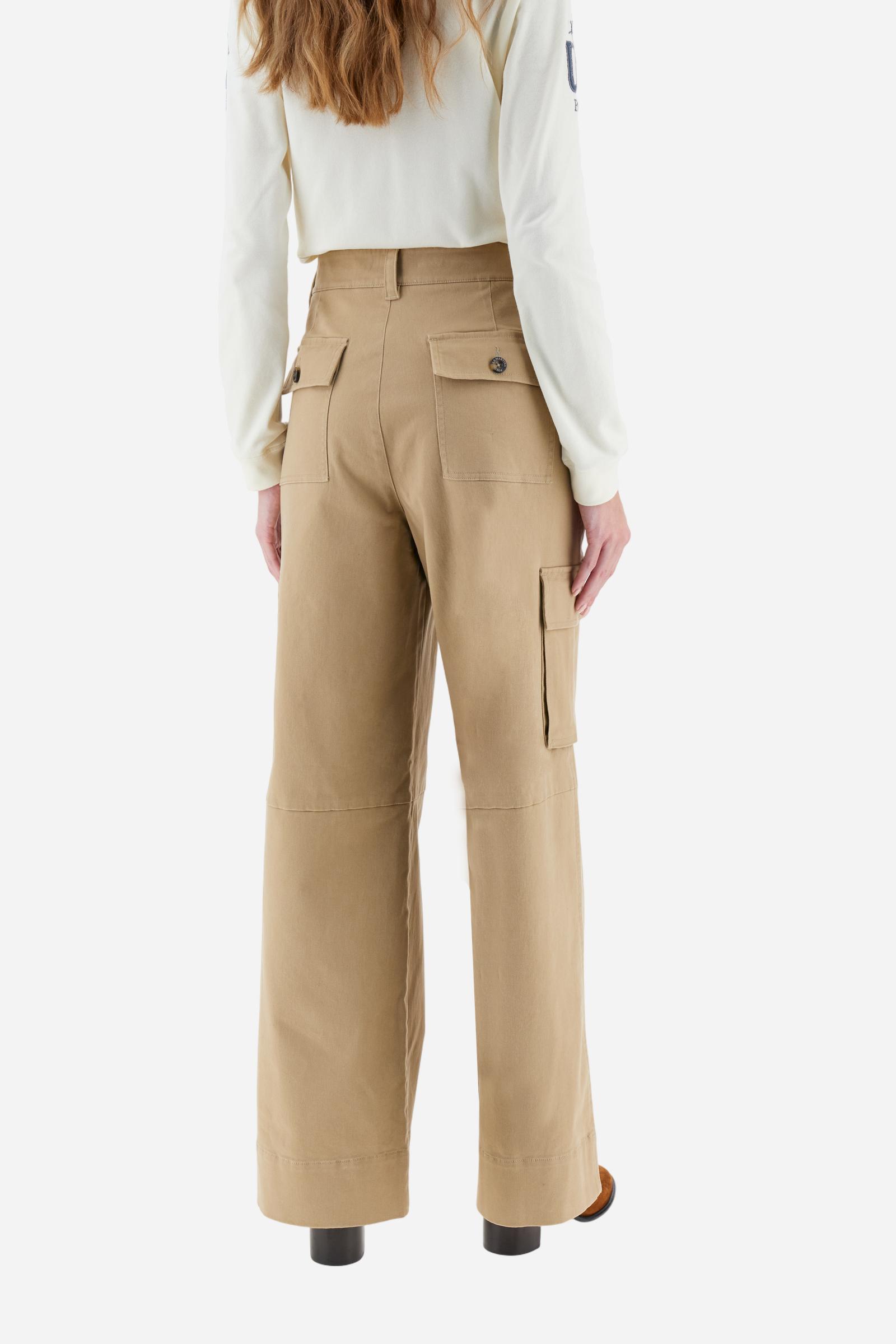 Women’s long cargo trousers in stretch cotton twill with front zip and internal hook closure. Side slash pockets and large applied thigh pockets with flap and personalised horn-effect buttons, also repeated on the back as a detail. Logo on faux leather label applied to the left thigh pocket. Relaxed fit with wide, straight leg. The model wears size 2. - Travertine