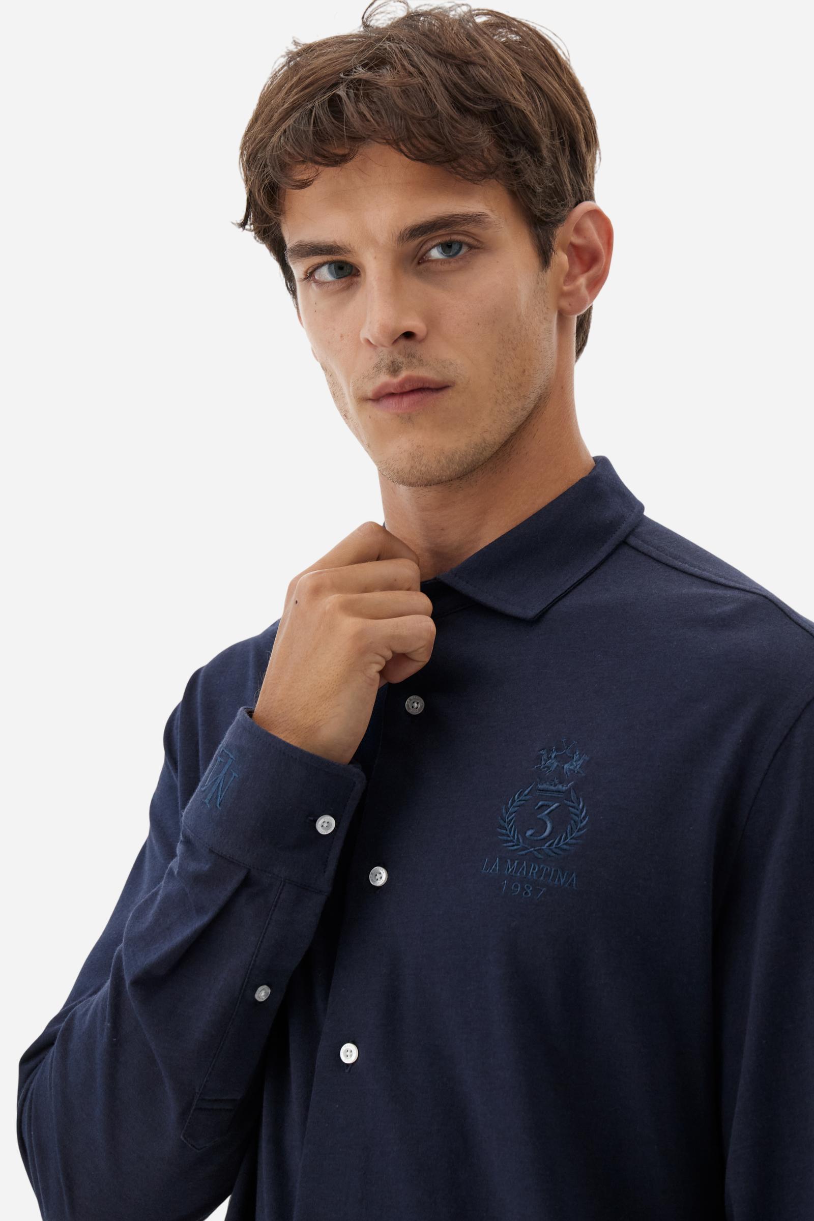 Men's long-sleeved shirt with semi-cutaway collar. It is made of 100% cotton piqué with contrasting details on the inside of the collar. The logo is embroidered on the chest with subtle Polo Club-inspired customisation. The fit is regular and offers a classic, relaxed silhouette. The model is wearing a size L. - Navy