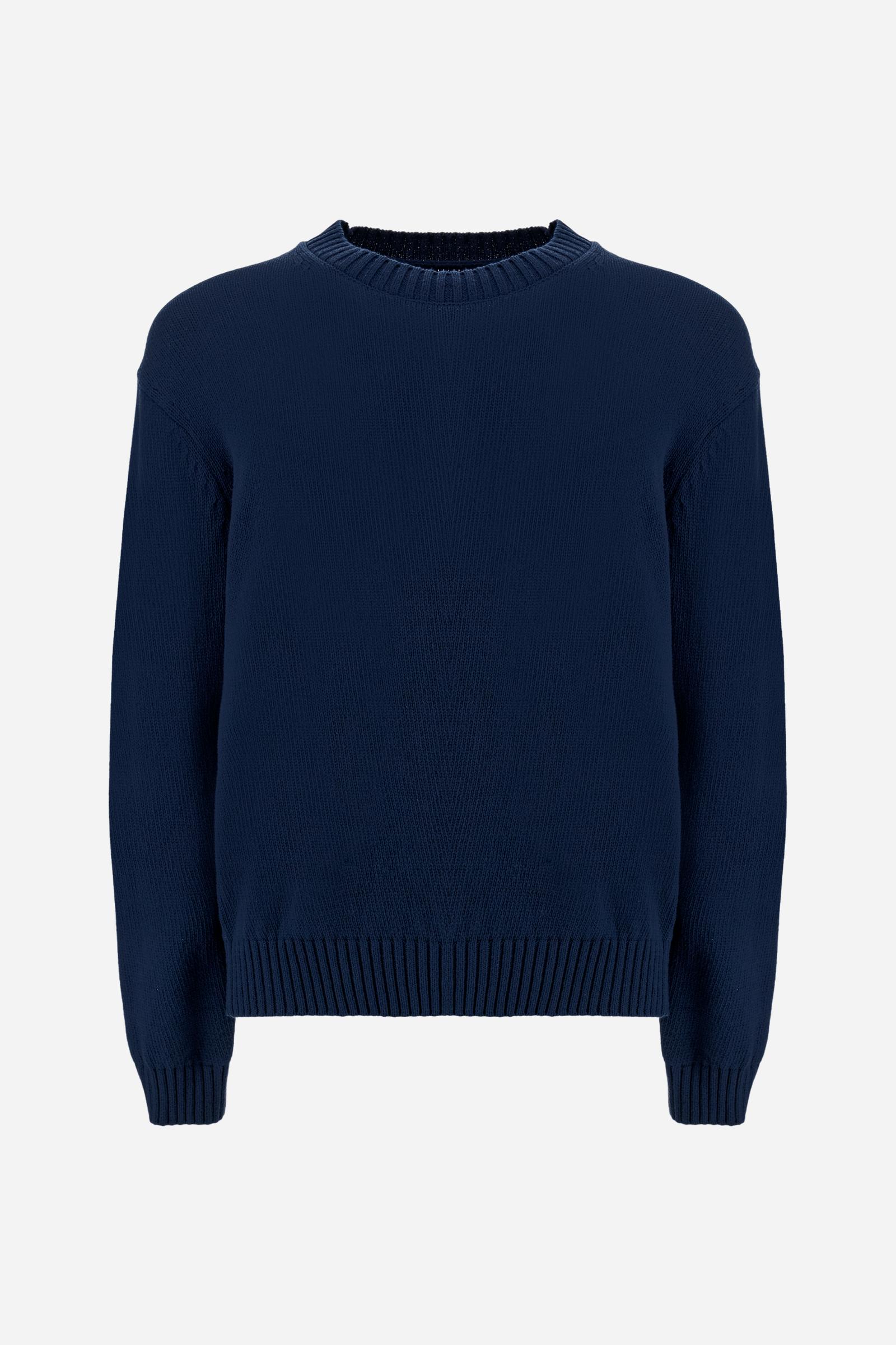 Men’s long-sleeved sweater made with gauge 5 knit in solid-color pure cotton yarn. The particular structure of the knit gives the garment a substantial yet soft hand feel. The clean, essential design is defined by a crew neck, ribbed cuffs, and hem. The fit is regular and relaxed, with a well-positioned shoulder that keeps the silhouette neat. On the back, just below the neckline, the embroidered logo patch adds a discreet brand signature. The model is wearing size L. - Navy