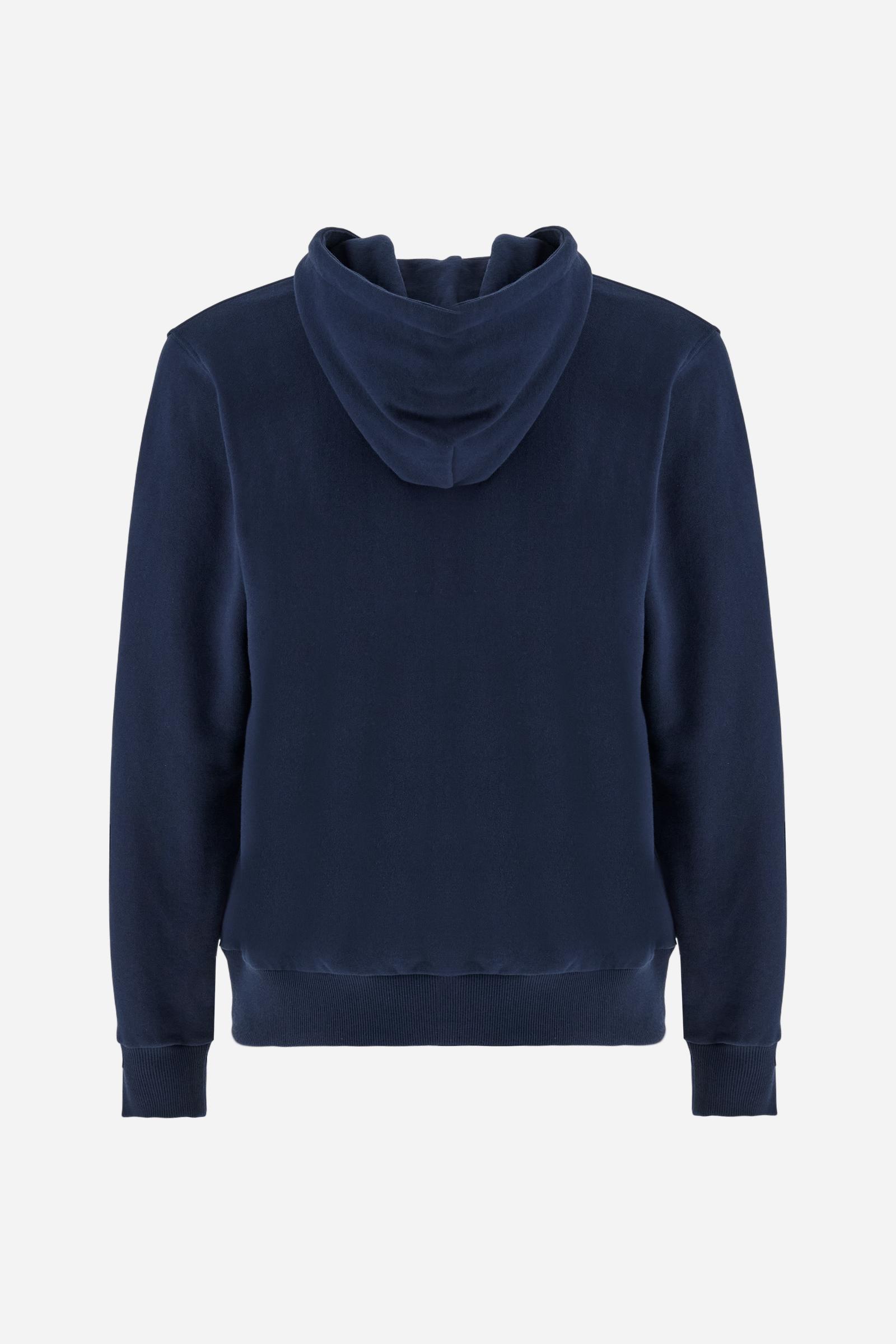 Men's long-sleeved hoodie in solid colour, made from soft 100% cotton fleece with a velvety touch. The model features a customised front zip and an adjustable hood with drawstring. Hem and cuffs in tone-on-tone rib. Iconic brand graphics stand out on the chest, embroidered with numbers and lettering. Regular fit ensuring comfort and freedom of movement. Model wears size L. - Navy