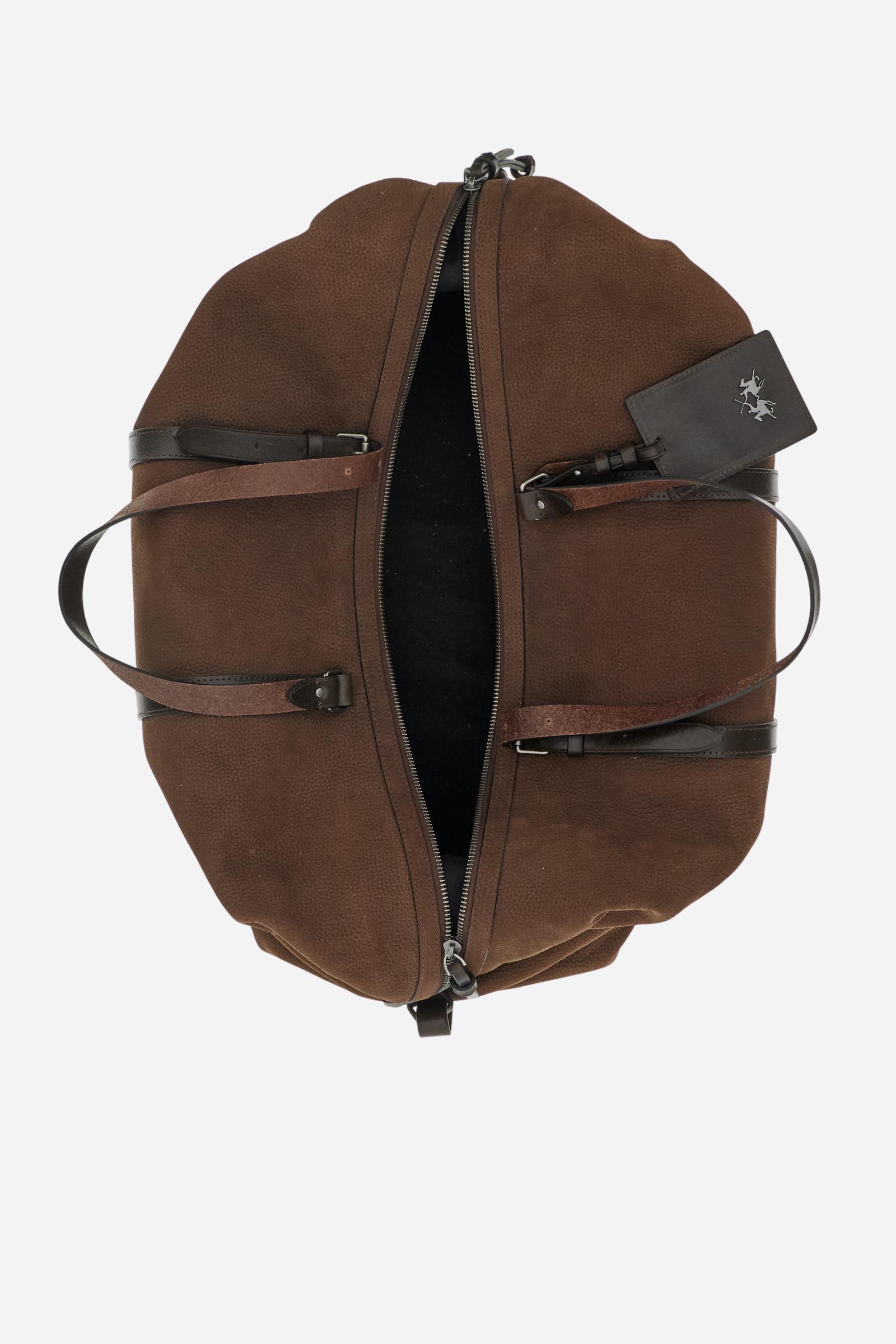 Travel duffle bag in embossed nubuck, soft yet structured, conceived for short trips with elegance and practicality. Leather straps with metallic fittings add refinement, while the double zip closure and leather luggage tag complete this spacious model. Dimensions:41 x 23 x 34 - D.BROWN/D.CHOCOLATE