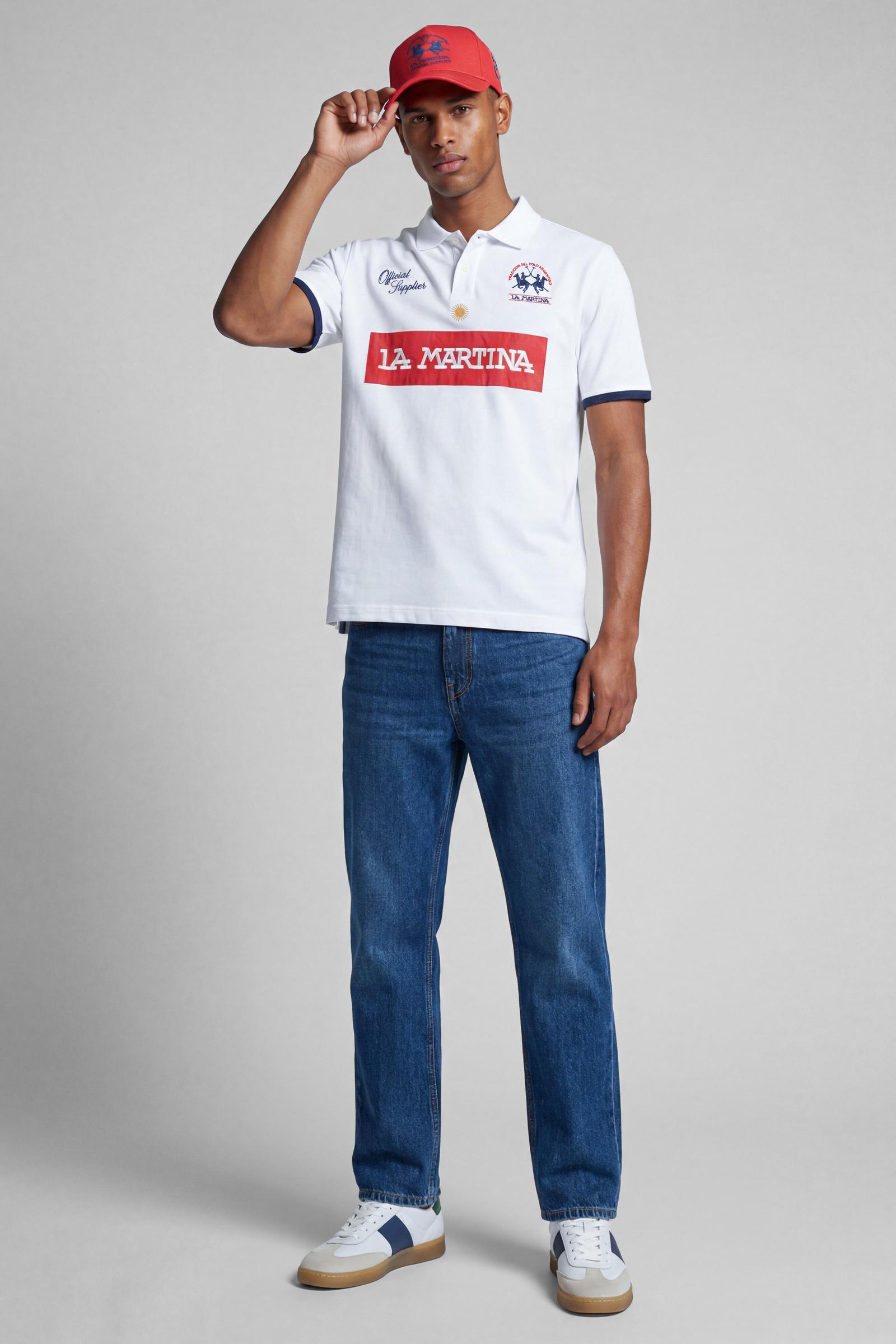 Numbered style with exclusive label, produced in only 100 pieces per style/colour. The label is positioned on the back, at the lower right, with the progressive number clearly visible. Short-sleeved polo shirt made from solid-colour 100% cotton jersey. The contemporary-cut design features a modern, wide and relaxed silhouette, with a current streetwear aesthetic. The style is completed with a tone-on-tone ribbed collar and contrast ribbed cuffs. The front fastening has two buttons. The front graphic is bold