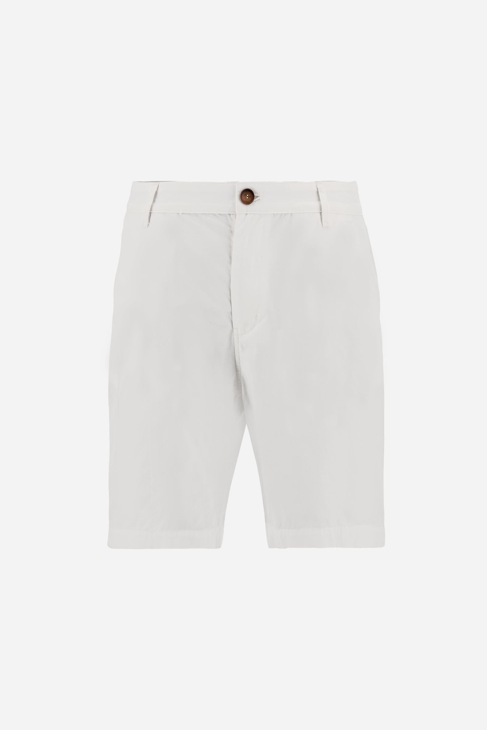 Men’s bermuda shorts in high-density 100% cotton poplin. Classic design with side pockets, zip fly and horn-effect button. Rear welt pockets and “Black Edition” label above the right back pocket. Regular fit with straight leg and above-the-knee length. The model wears size 33. - Optic White                                                                                                                                                                                                                             