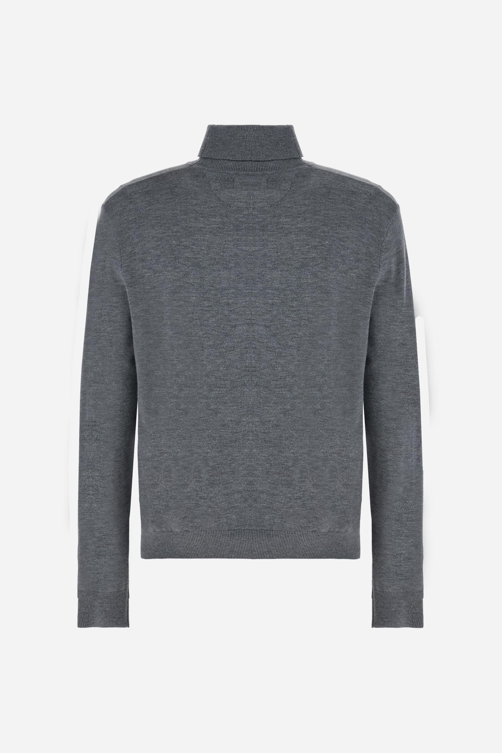 Men's long-sleeved solid colour jumper. This high-neck model is made in a soft-touch wool blend. The neck and cuffs are made in tone-on-tone ribbing. The logo is embroidered on the left of the chest in tone-on-tone thread. Regular fit. The model is wearing a size L - Medium Heather Grey