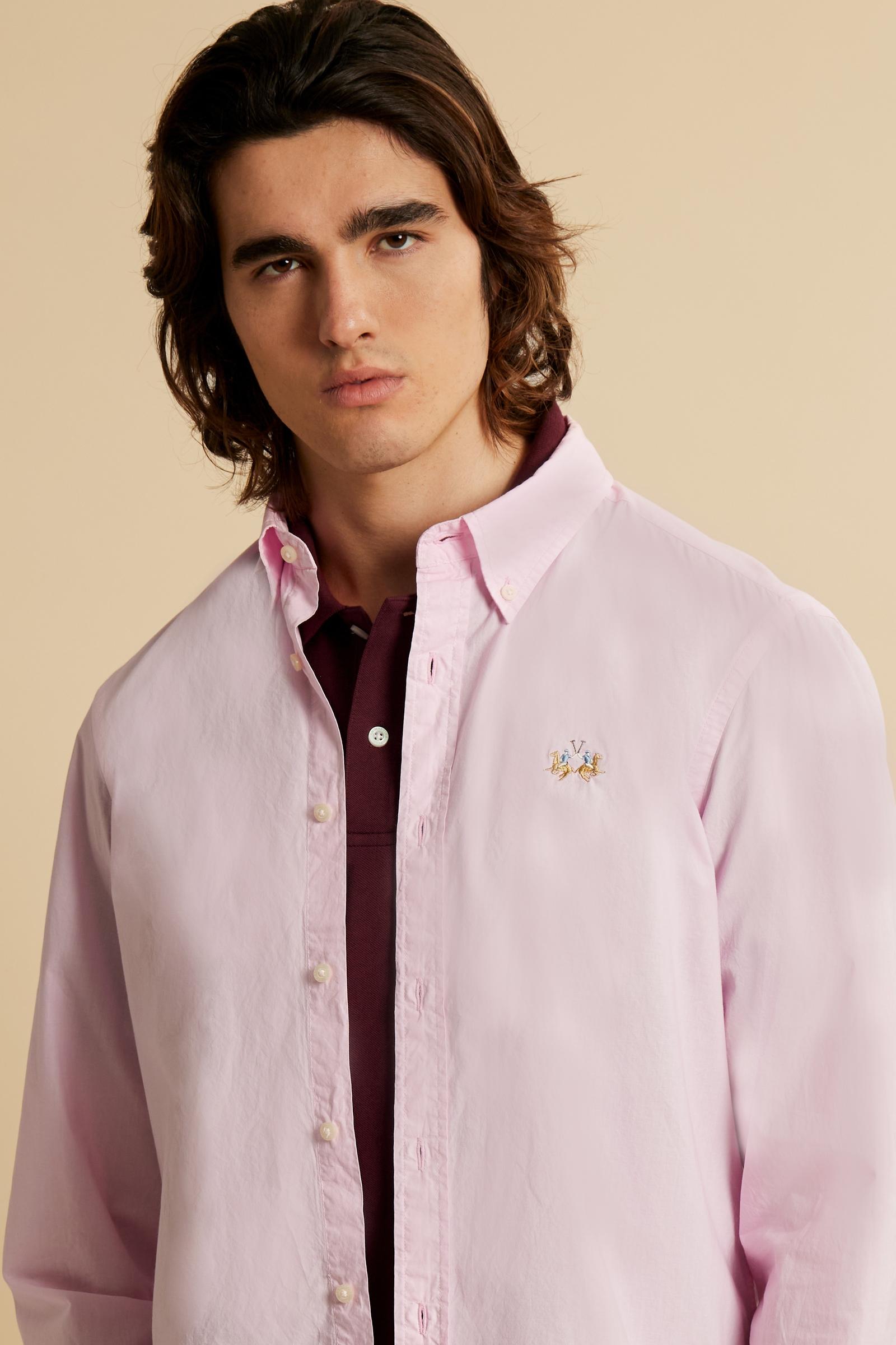 Men’s long-sleeve garment-dyed cotton poplin shirt. Regular fit with button-down collar and tricolor embroidered logo on the chest. - FairTale