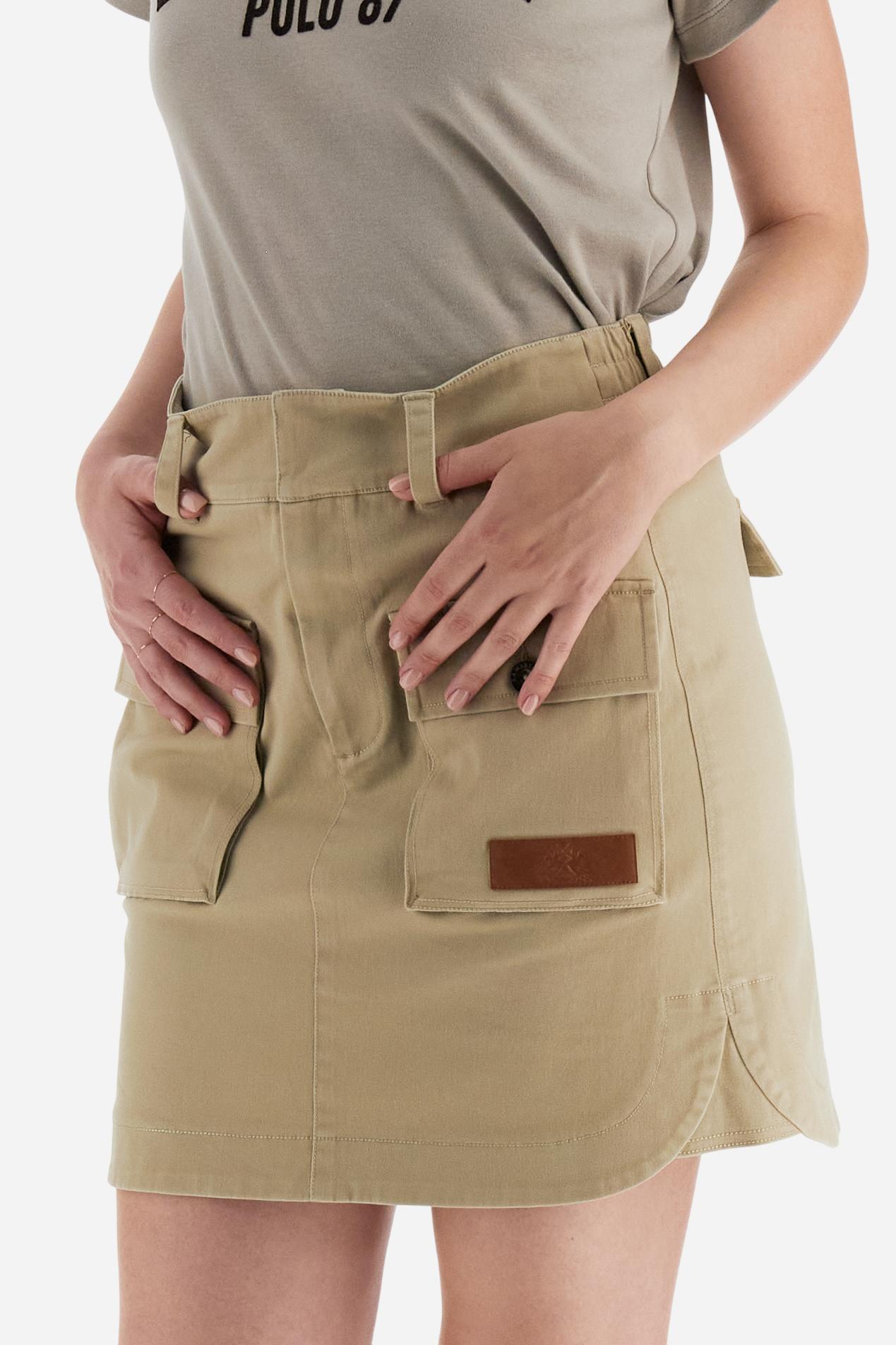 Women’s mini skirt in solid-colour stretch cotton twill. Front closure with zip and internal hook, elasticated back waistband for added comfort. Applied front pockets with personalised horn-effect buttons and decorative flaps on the back. Logo on faux leather label applied to the front pocket. Flared, fluid silhouette for a feminine and comfortable look. The model wears size 2. - Travertine