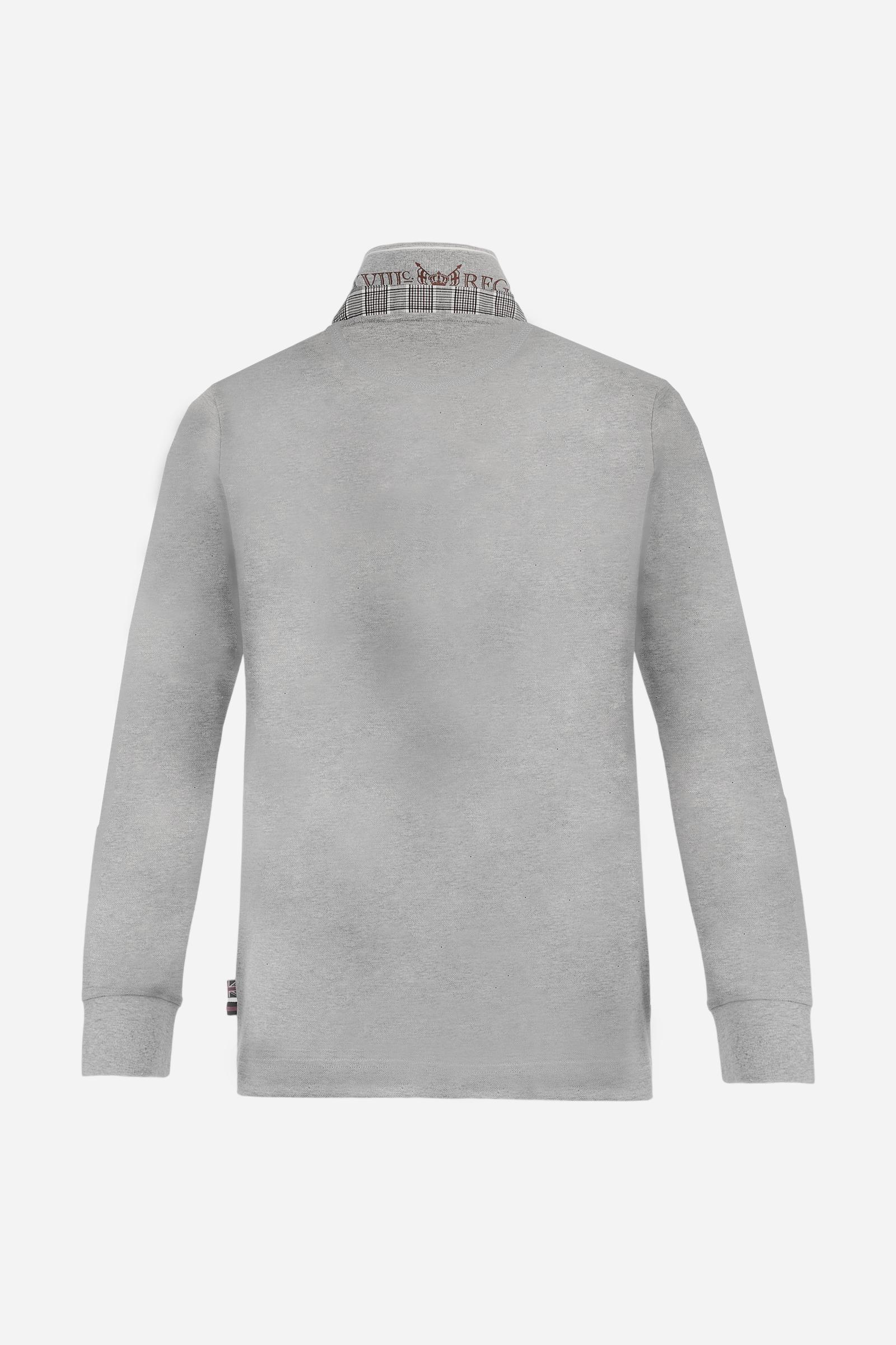 Long-sleeve polo shirt in stretch cotton jersey, soft and breathable. Ribbed collar with contrast striped edge and inner tartan ribbon. A colorful embroidered crest enriches the chest, complemented by a tonal embroidered logo under the placket with two personalized buttons. Regular fit for a versatile, timeless look. Model wears size L. - Light Heather Grey