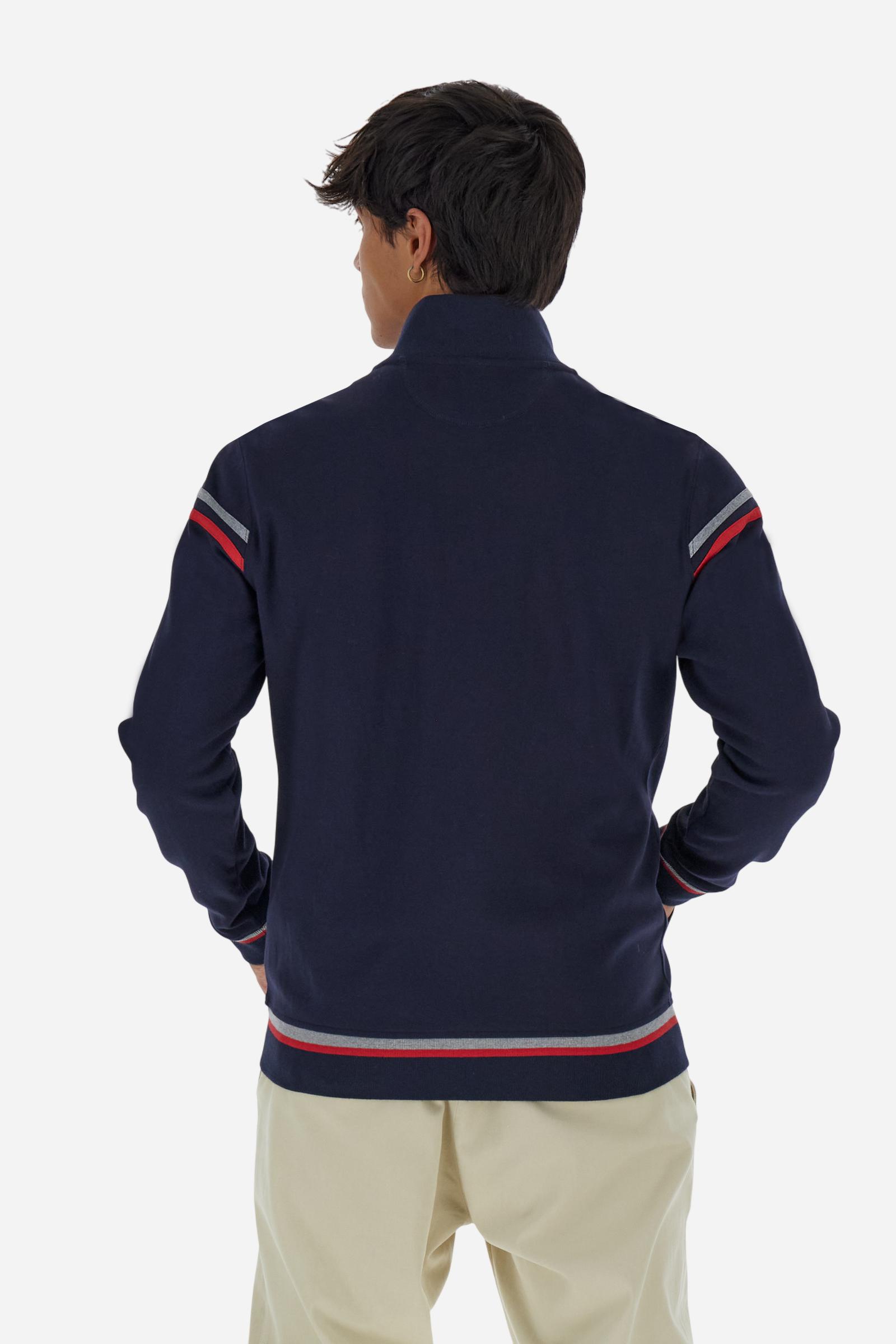 Men's long-sleeved, full-zip solid colour sweatshirt. Made of soft cotton-blend fleece. Features a convenient front opening with eye-catching contrasting colour details. The two-tone coloured band patterns are inspiredby the theme of the Argentina VS England teams. The small logo on chest adds a subtle touch of brand identity. The regular fit ensures a comfortable and relaxed silhouette. The model is wearing a size L. - Navy