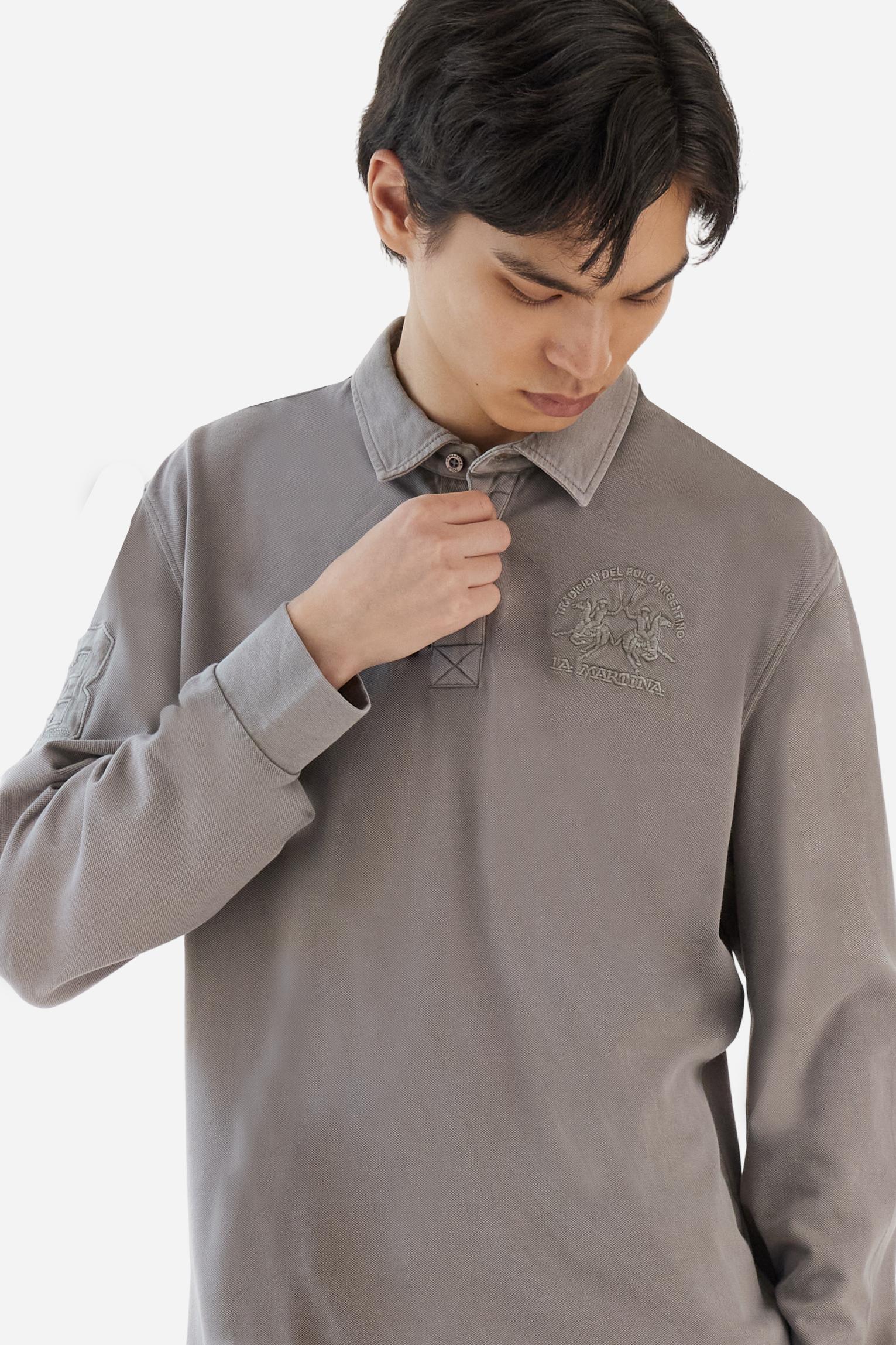 Men’s long-sleeve polo shirt in 100% cotton piqué with garment dyeing using pigments for a worn and slightly faded look. Collar and placket in gabardine, ribbed cuffs, patch on the sleeve and team logo embroidered on the chest as an iconic detail. Regular fit. The model wears size L. - Moon Rock