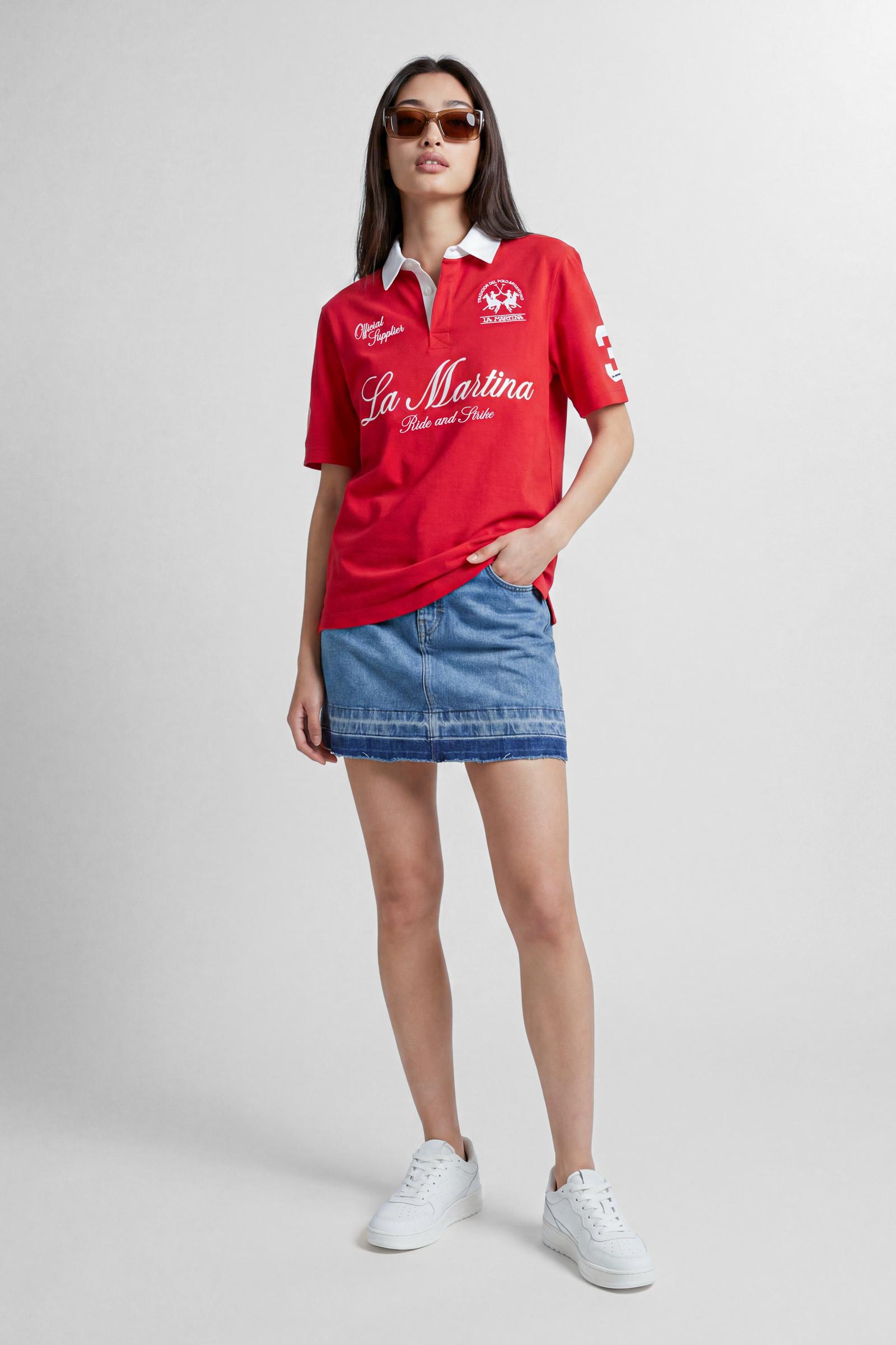 Numbered style with exclusive label, produced in only 100 pieces per style/colour. The label is positioned on the back, at the lower right, with the progressive number clearly visible. Short-sleeved polo shirt made from 100% cotton jersey. The contemporary-cut design features a modern, wide and relaxed silhouette, with a bold and contemporary streetwear attitude. The style is completed with a contrast twill collar and concealed front buttoning. The graphic has a strong visual impact, with lettering and the 