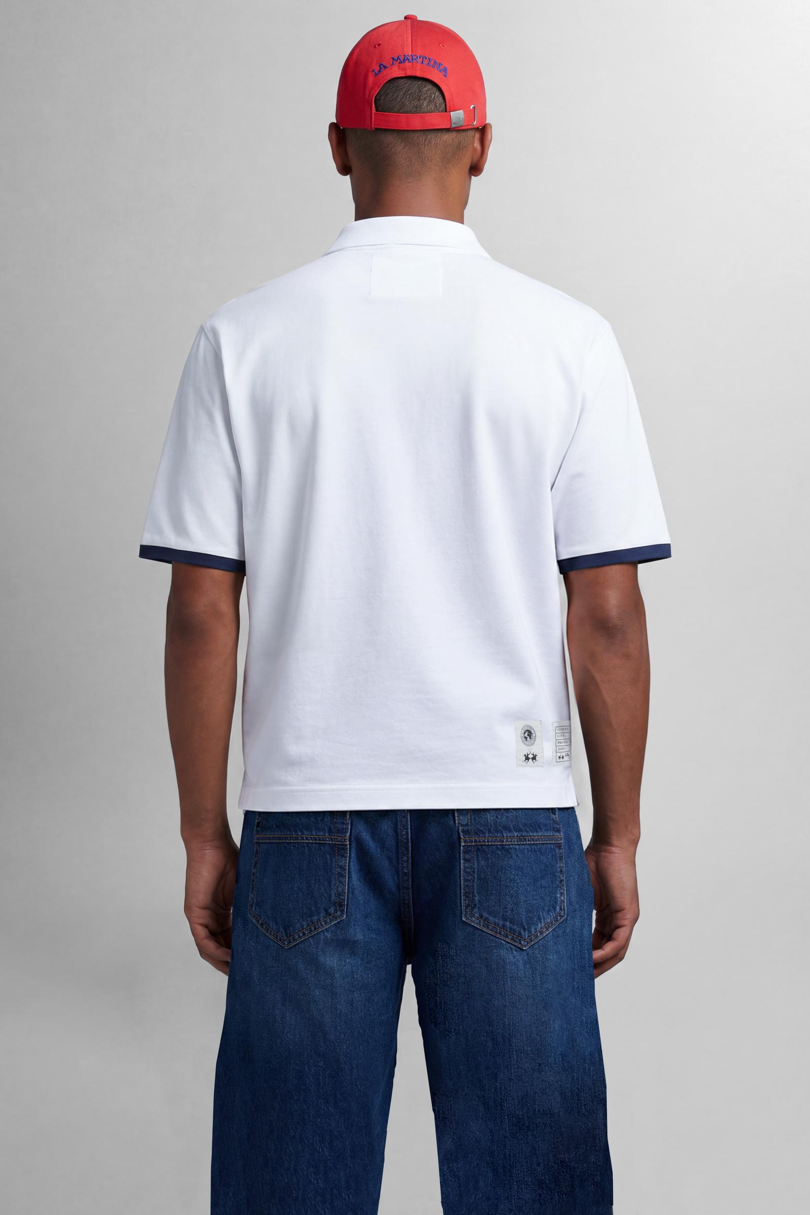 Numbered style with exclusive label, produced in only 100 pieces per style/colour. The label is positioned on the back, at the lower right, with the progressive number clearly visible. Short-sleeved polo shirt made from solid-colour 100% cotton jersey. The contemporary-cut design features a modern, wide and relaxed silhouette, with a current streetwear aesthetic. The style is completed with a tone-on-tone ribbed collar and contrast ribbed cuffs. The front fastening has two buttons. The front graphic is bold