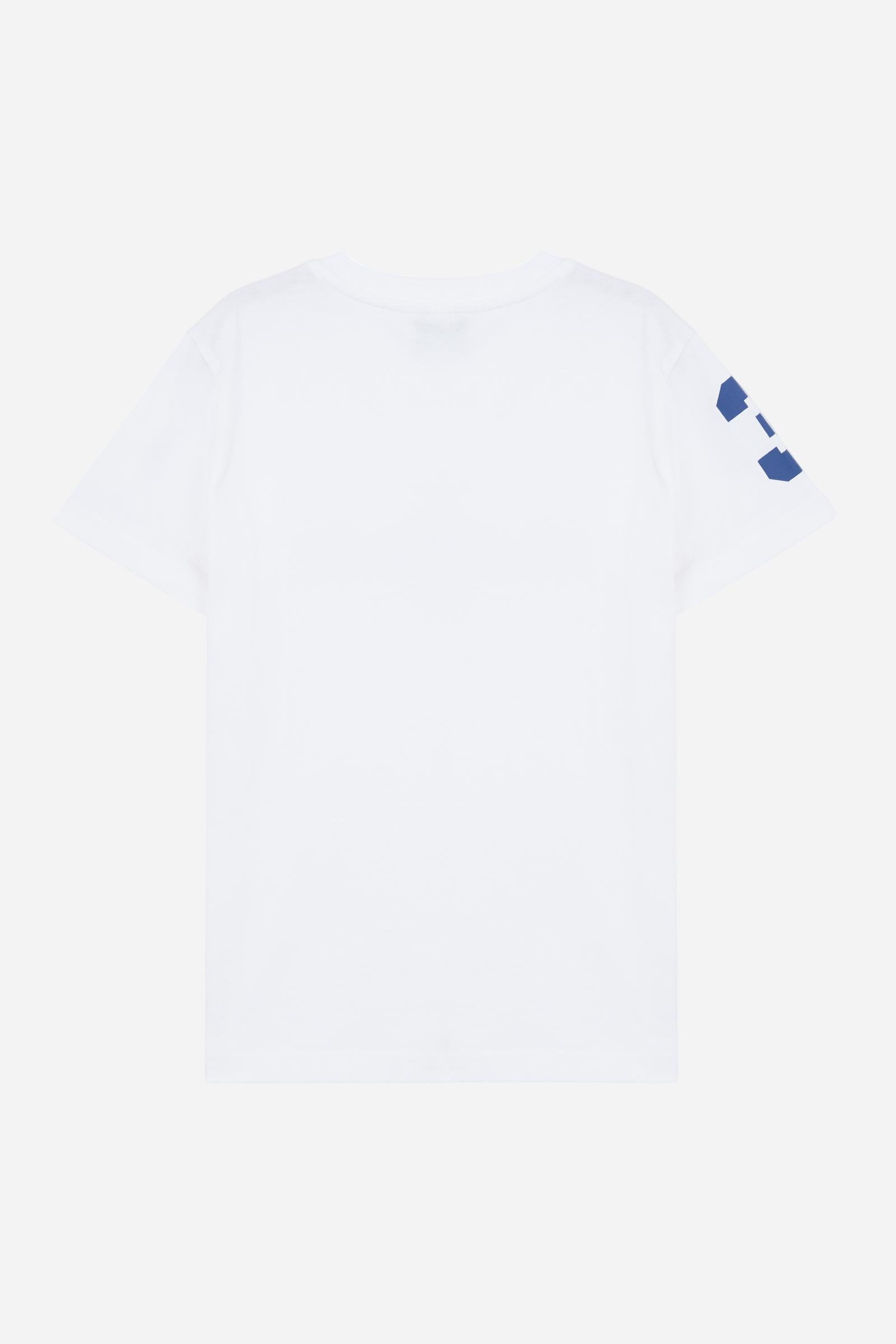 Short-sleeved T-shirt for boys made from 100% cotton jersey in a solid colour. The style features a regular fit, straight line and tonal ribbed crew neck. The brand’s Iconic graphics, printed in contrast on the chest and sleeve, give the garment a sporty and recognisable style. A versatile T-shirt, perfect for completing seasonal casual looks. - Optic White