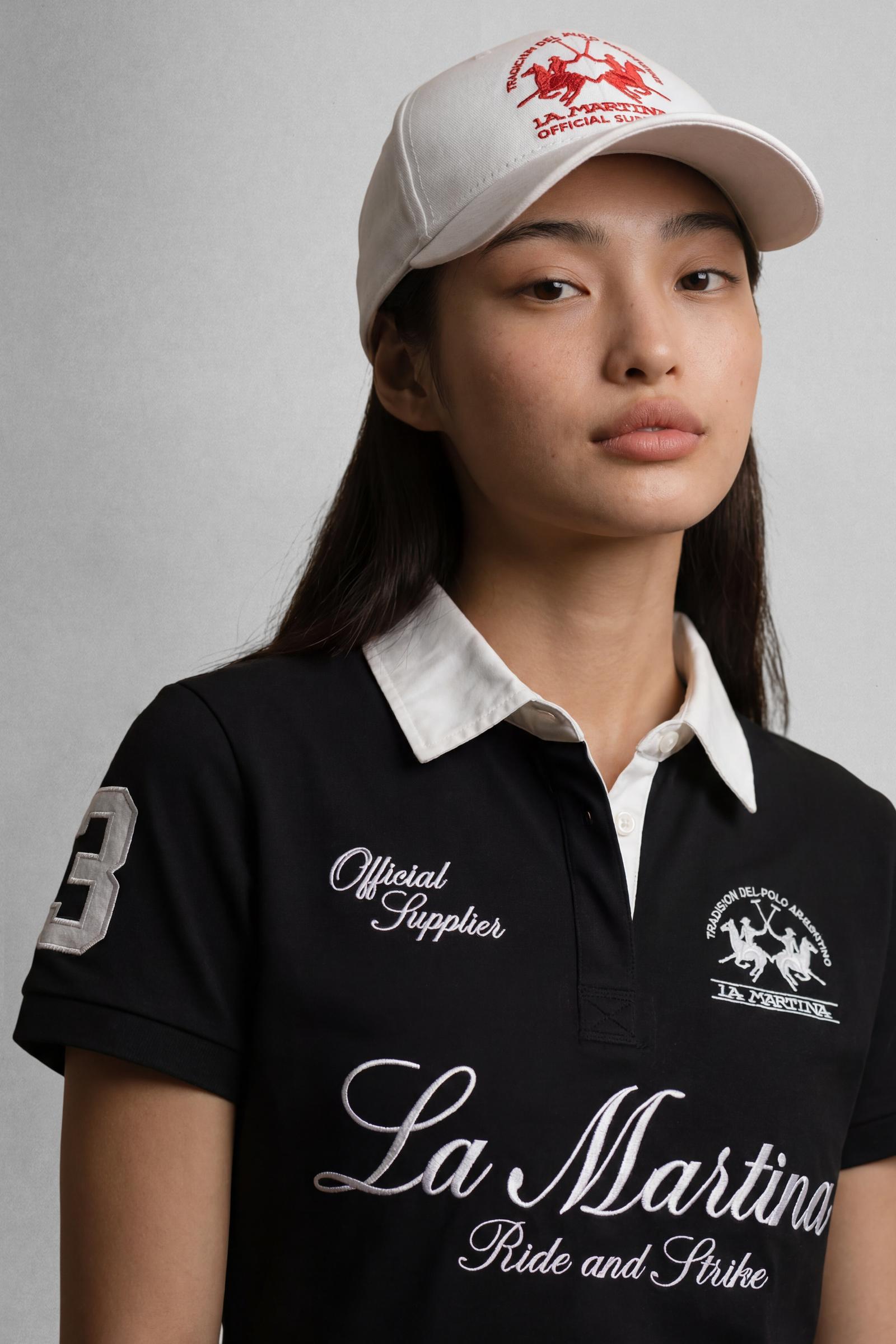 Numbered style with exclusive label, produced in only 100 pieces per style/colour. The label is positioned on the back, at the lower right, with the progressive number clearly visible. Short-sleeved polo shirt made from 100% cotton jersey. The contemporary-cut design features a modern, wide and relaxed silhouette, with a bold and contemporary streetwear attitude. The style is completed with a contrast twill collar and concealed front buttoning. The graphic has a strong visual impact, with lettering and the 