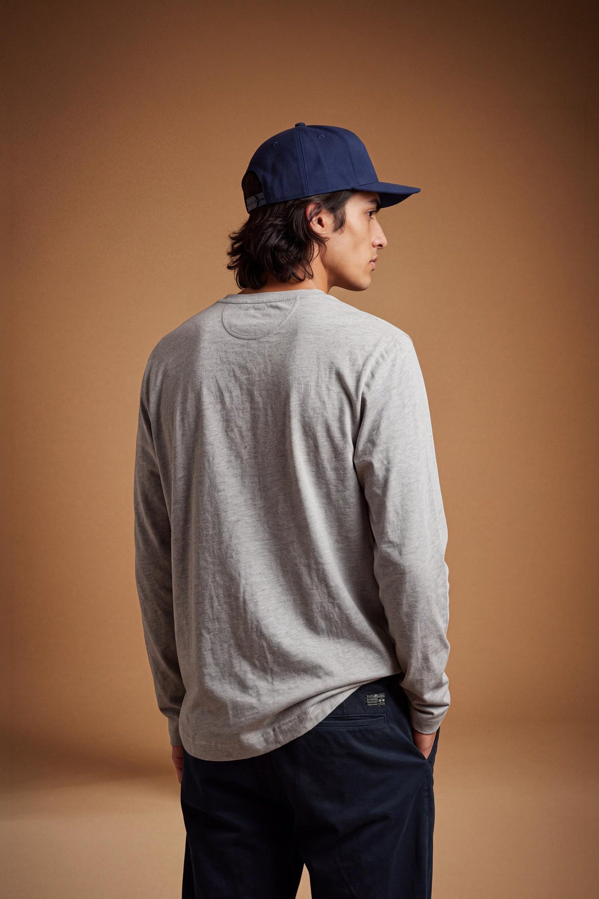 Men’s long-sleeve T-shirt in 100% cotton jersey with ribbed crew neck, regular fit, and subtle embroidered logo for all-day comfort and classic style. - Medium Heather Grey