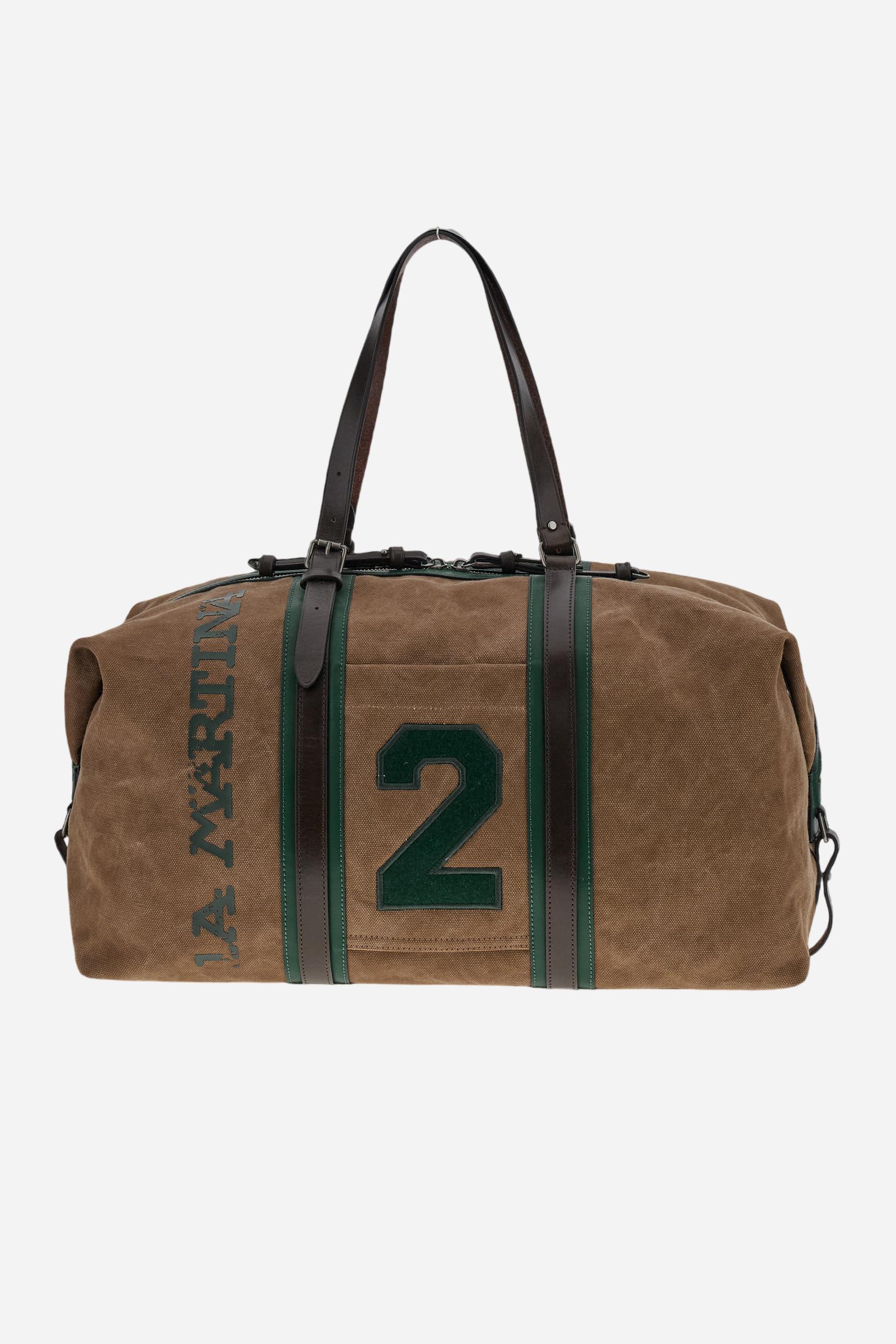 Travel duffle bag in washed cotton with smooth leather details, roomy and versatile, perfect for sporty yet refined looks. The double zip allows wide opening, leather details highlight craftsmanship, while contrasting prints and vertical La Martina branding enhance its dynamic character. Dimensions:31 x 10 x 2 - COCOA/PINE NEEDLE