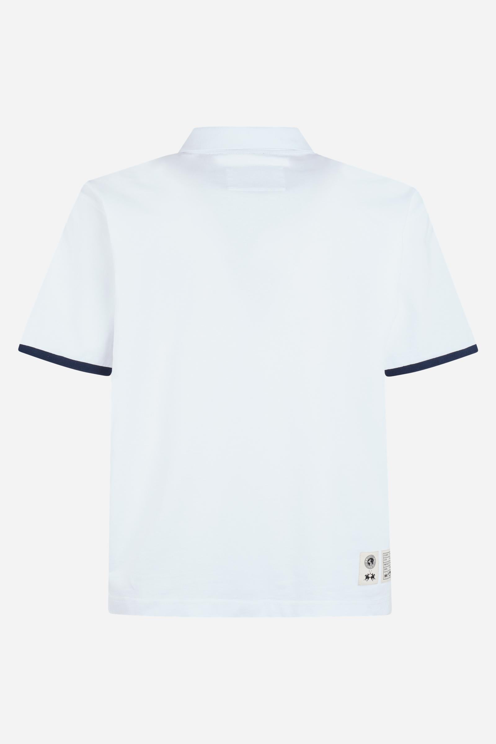 Numbered style with exclusive label, produced in only 100 pieces per style/colour. The label is positioned on the back, at the lower right, with the progressive number clearly visible. Short-sleeved polo shirt made from solid-colour 100% cotton jersey. The contemporary-cut design features a modern, wide and relaxed silhouette, with a current streetwear aesthetic. The style is completed with a tone-on-tone ribbed collar and contrast ribbed cuffs. The front fastening has two buttons. The front graphic is bold