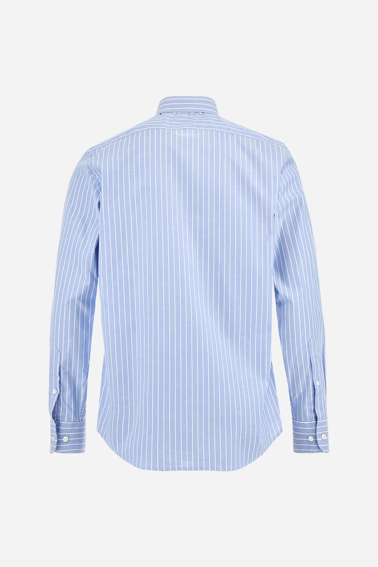 Men's long-sleeved light blue cotton Oxford shirt with fine white stripes. Button-down collar with contrasting interior details and the distinctive “Argentina Signature”. Discreet contrasting logo embroidery on the chest completes the design. Regular fit. Model wears size L. - Cornflower Blue/Op.W