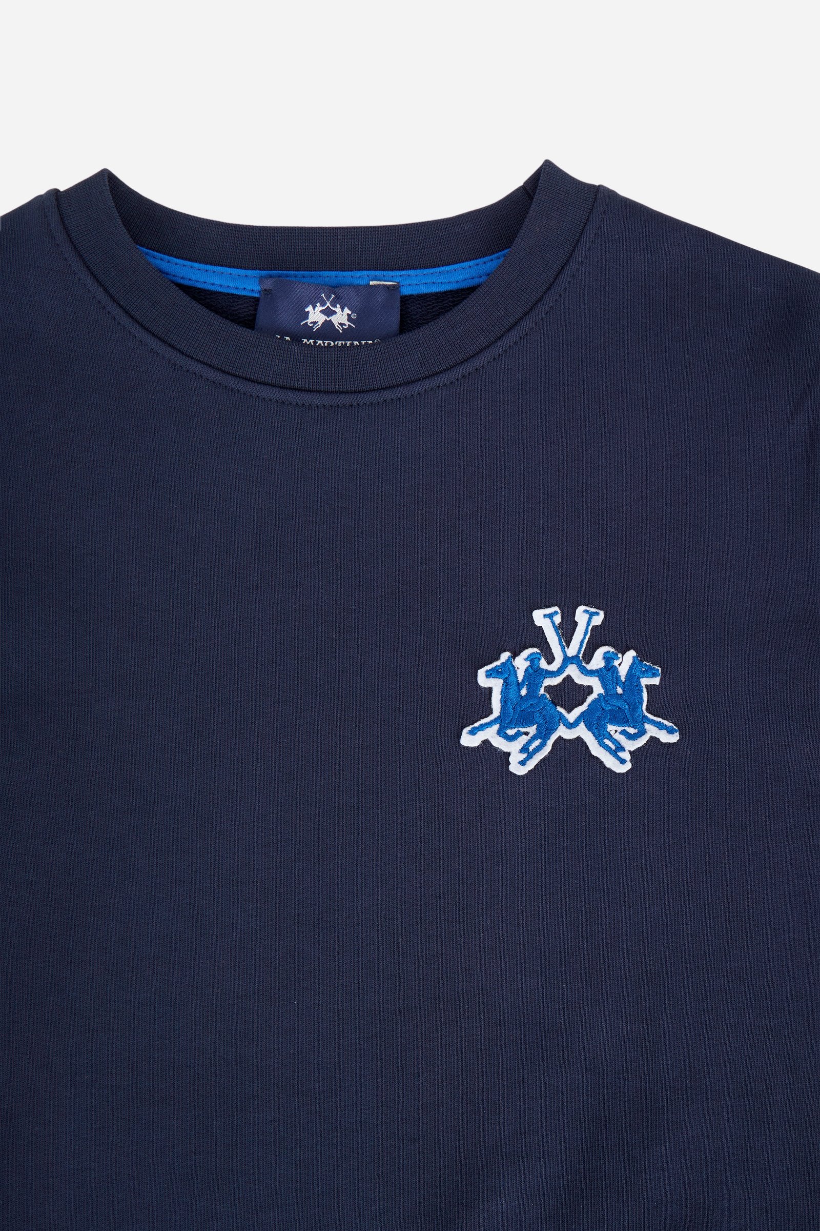 Crew-neck sweatshirt for boys made from soft 100% cotton fleece in a solid colour. The style features a regular fit, with collar, cuffs and hem in tonal ribbing. The maxi logo embroidered on the chest adds character to the garment, making it perfect for completing casual and sporty looks with a recognisable, contemporary style. - Navy