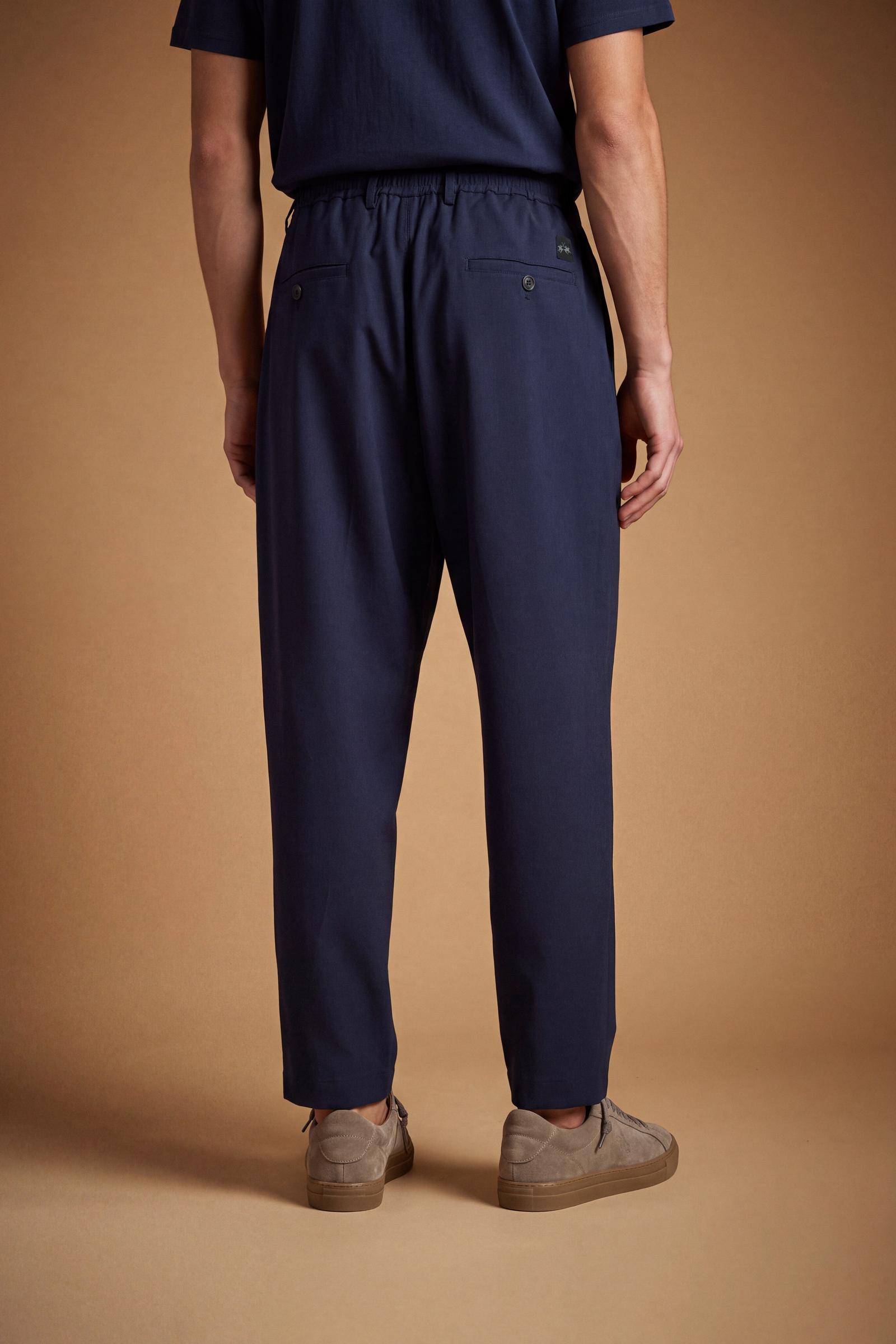 Men's long trousers in wool-polyester blend with elastane for comfort and durability. Relaxed fit, wide legs, elastic waistband, pleats, and detailed pockets. - Navy