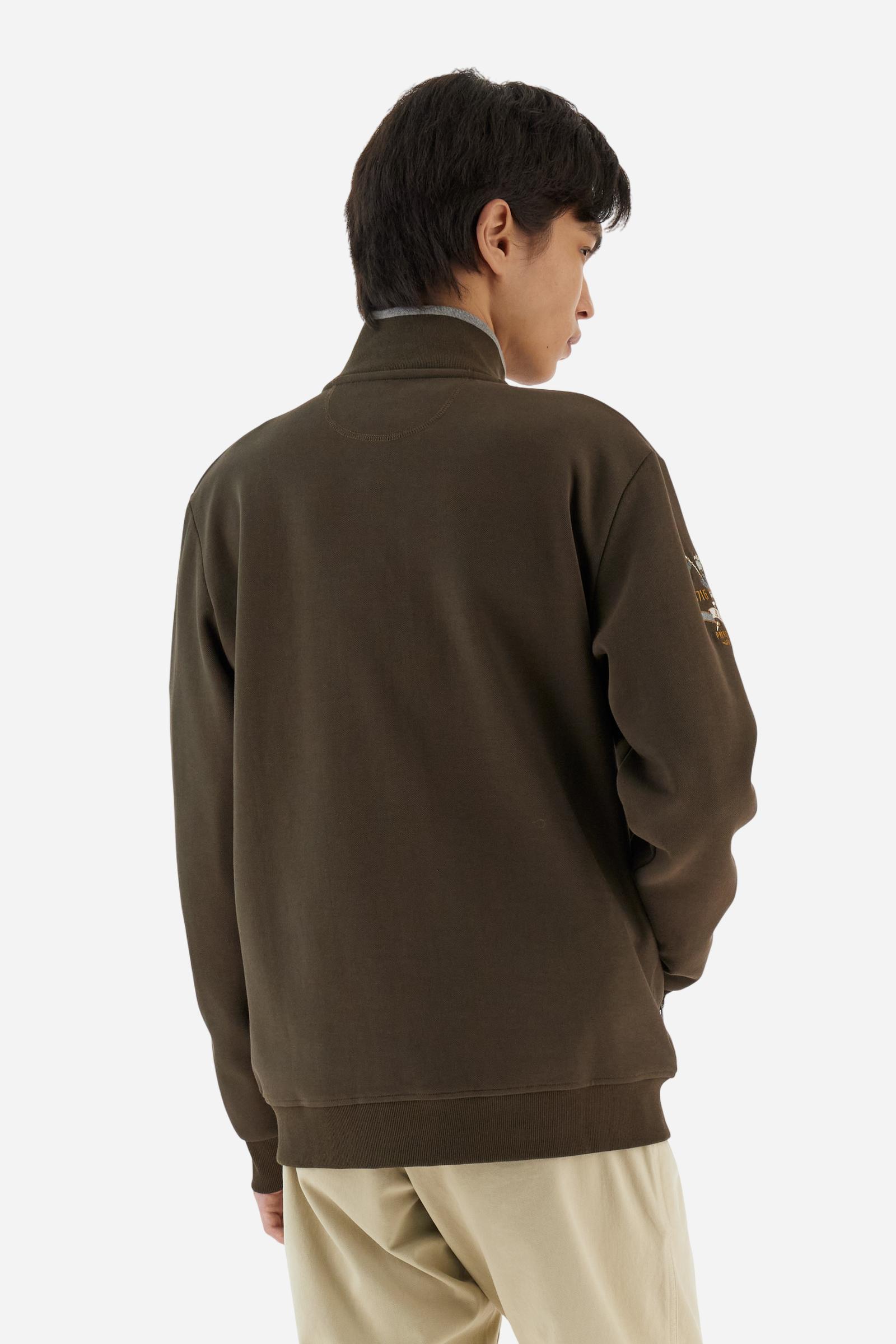 Men's long-sleeved, full-zip solid colour sweatshirt. Made of stretch cotton-blend piqué. Design with front opening fastened by a zip, high collar in two-tone ribbing. Solid colour ribbed cuffs and waistband. The small brand logo and Guards crest are embroidered in multi-coloured thread on the chest. On the right sleeve, there is another embroidery of a crest inspired by the British royal household. The regular fit silhouette is practical for everyday wear. The model is wearing a size L. - Java