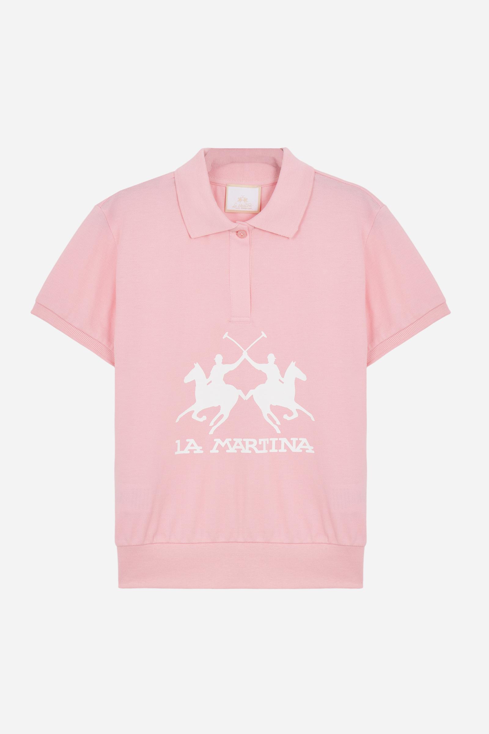 Short-sleeved polo shirt for girls made from soft 100% cotton piqué in a solid colour. The style features a regular fit, hip length and shirt collar in the same fabric with a buttonless V-neck. The contrast maxi front print, featuring the brand logo, gives the garment strong visual impact and a sporty, feminine style. - FairTale