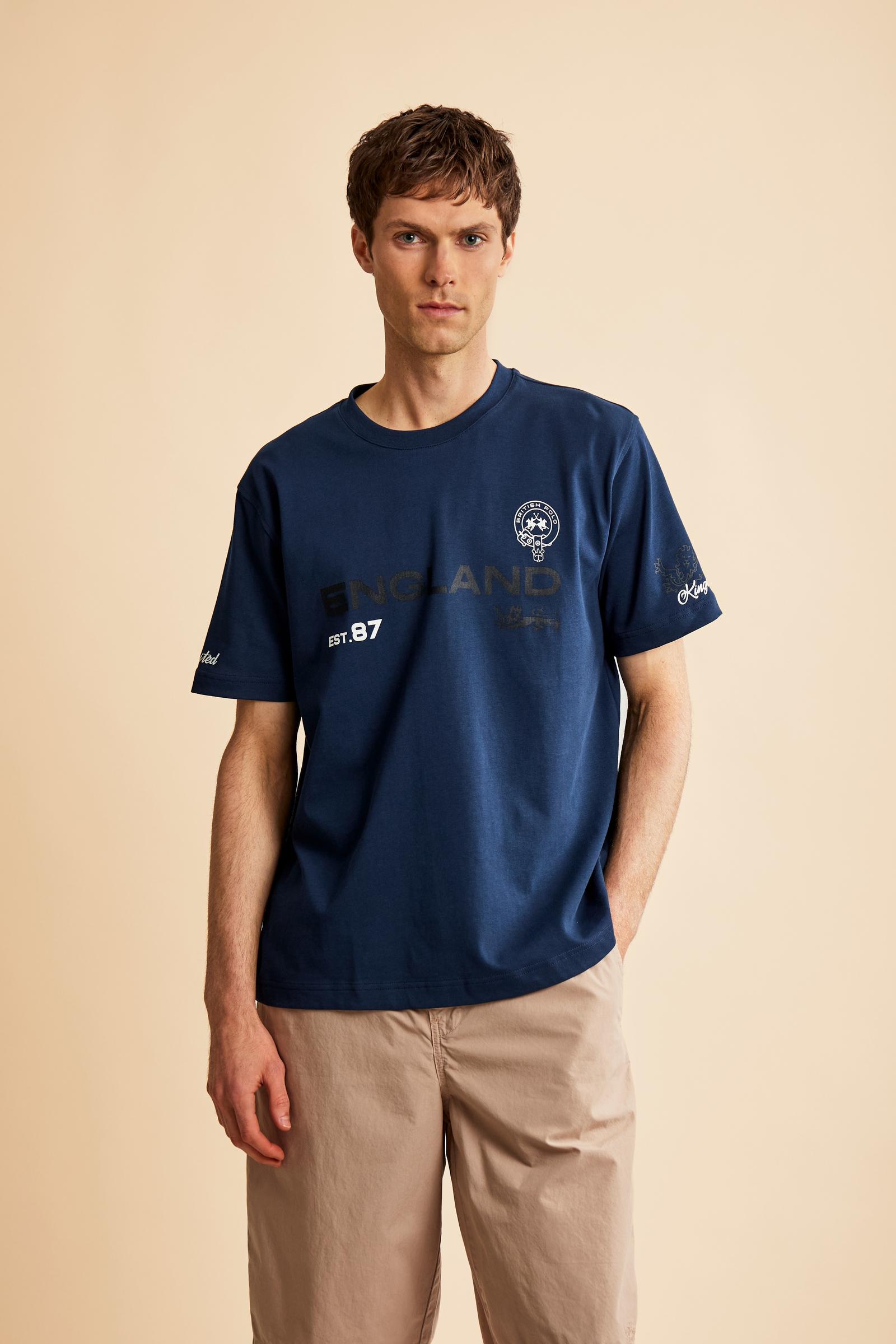 Men’s short-sleeve cotton jersey T-shirt. Contemporary fit with large graphic on the chest and framed horse logo positioned below the collar on the back. - Navy
