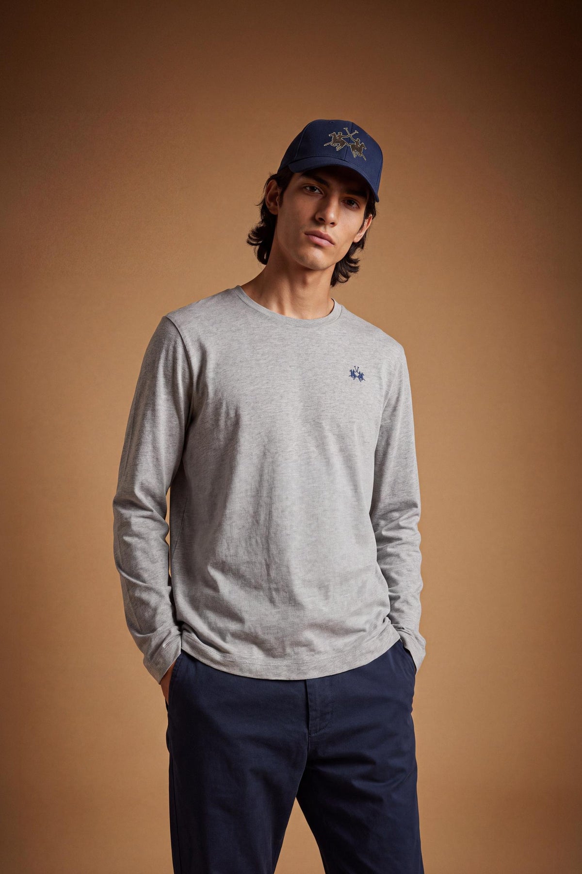 Men’s long-sleeve T-shirt in 100% cotton jersey with ribbed crew neck, regular fit, and subtle embroidered logo for all-day comfort and classic style. - Medium Heather Grey