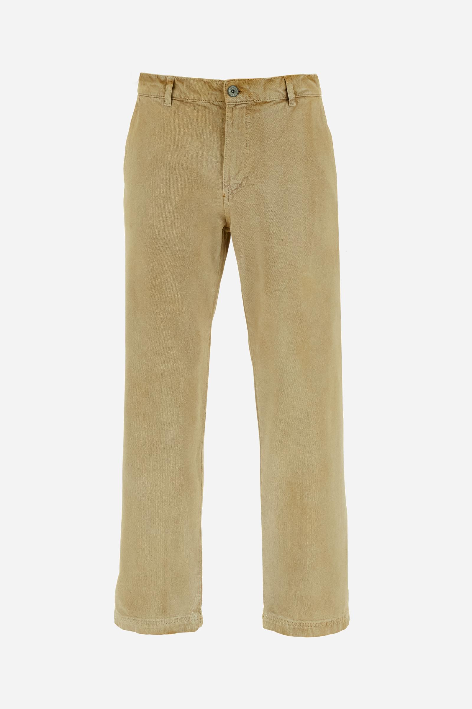 Men's Carpenter trousers in pure bull cotton. The classic five-pocket construction features a relaxed fit through the hips and thighs, with straight, wide legs.The fabric undergoes an authentic faded treatment that gives it a lived-in character and a used effect with contemporary appeal. The brand's guarantee label is applied to the back pocket, while the logo appears on a faux leather patch attached to the back of the wasitband.The model is wearing a size 33. - Bone Brown