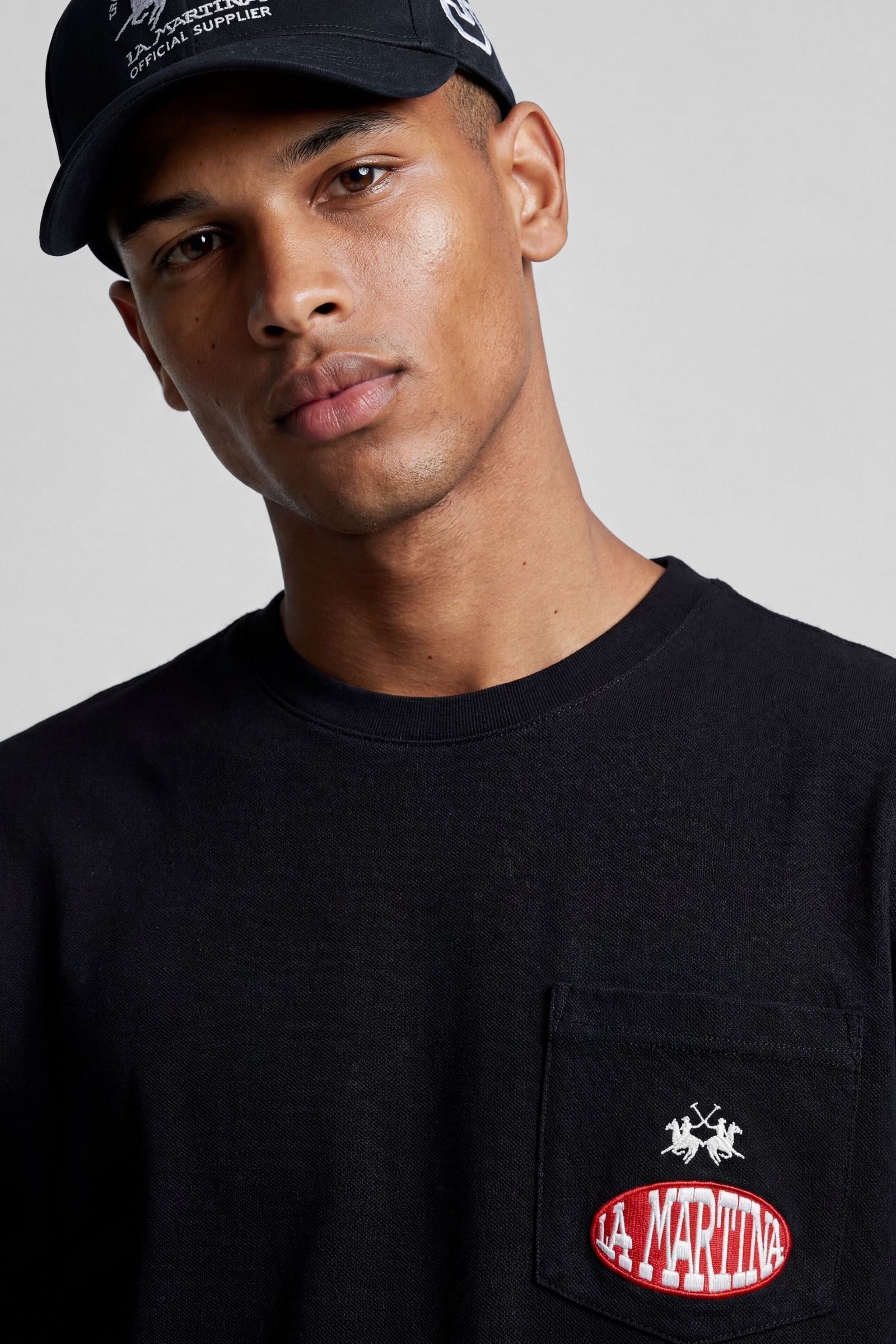Numbered style with exclusive label, produced in only 100 pieces per style/colour. The label is positioned on the back, at the lower right, with the progressive number clearly visible. Short-sleeved T-shirt made from solid-colour 100% cotton jersey. The crew-neck design, with tone-on-tone ribbed collar, features a contemporary cut with a modern, wide and relaxed silhouette. The left side of the chest is enriched with a small pocket featuring the brand logo embroidered in contrast and an applied embroidered 