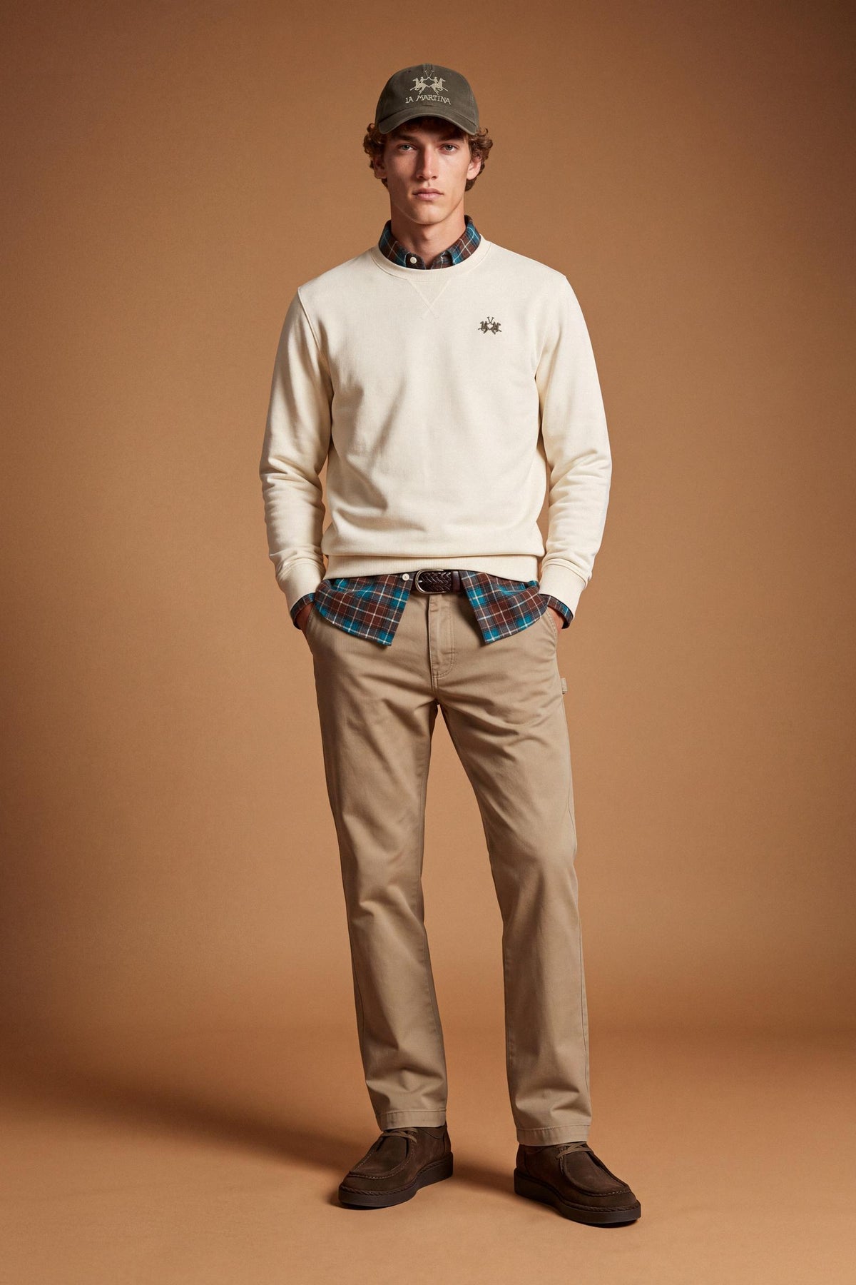 Men’s long-sleeve crewneck sweatshirt in soft 100% cotton with velvety texture, ribbed details, stitched "V" front, and contrast embroidered logo for a comfortable fit. - Pristine