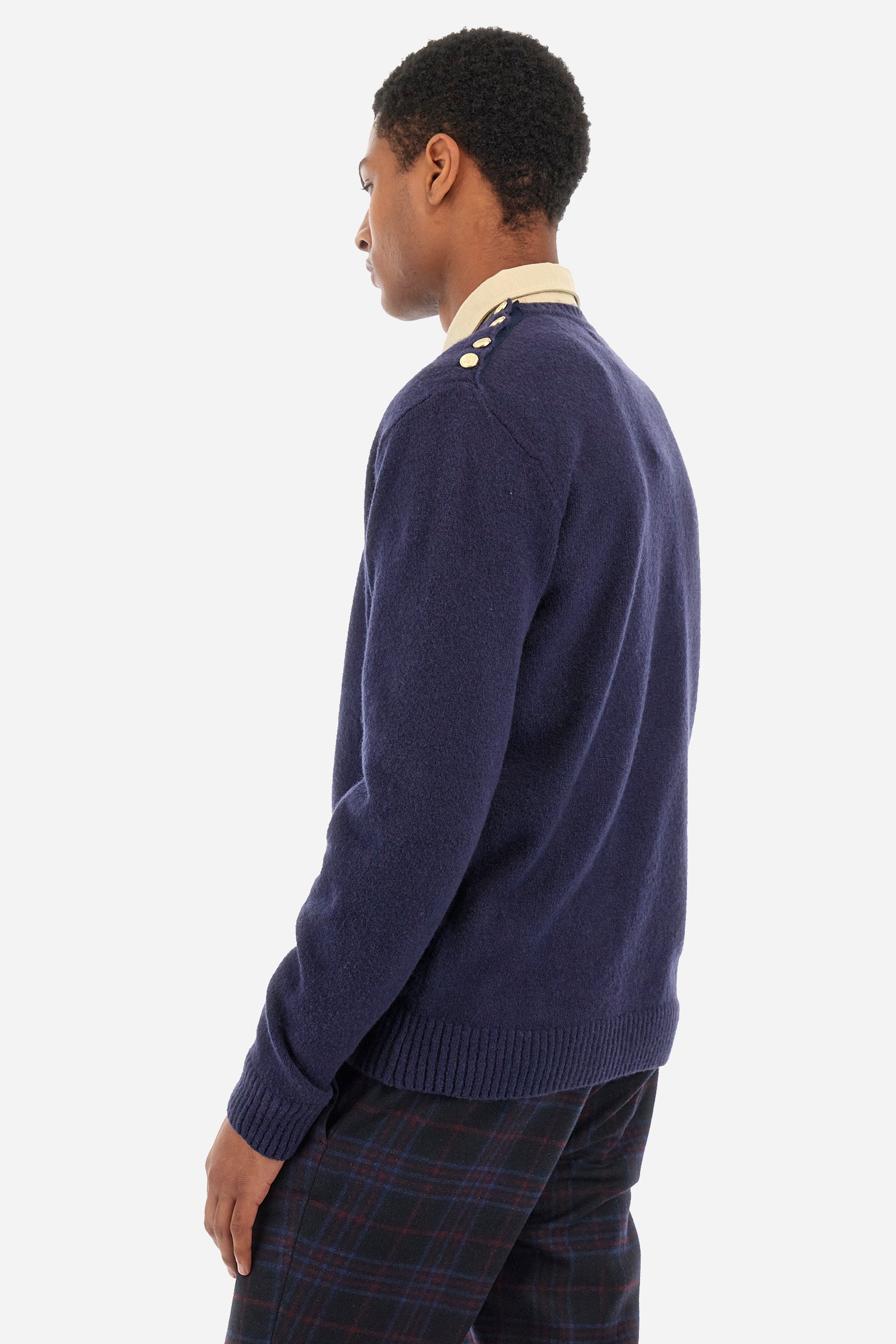 Men’s sweater with long sleeves with crew neck, solid color regular fit. Made of merino wool, it features a large gold embroidery on the front that recalls the Guards capsule. Golden buttons applied on one shoulder and the drawstring at the waist make the garment elegant and perfect for formal outfits or to give a more refined touch. The model is 187 cm tall and wears a size L. - Navy