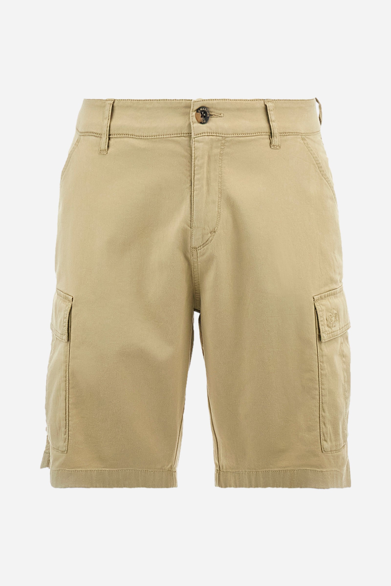 Men's single-colour Bermuda shorts in cotton twill. There are two American pockets, two cargo pockets and two back pockets. With belt loops. Zip and button fastening. The logo is embroidered tone-on-tone on the left cargo pocket. Regular fit. The model is wearing a size 33. - Twill