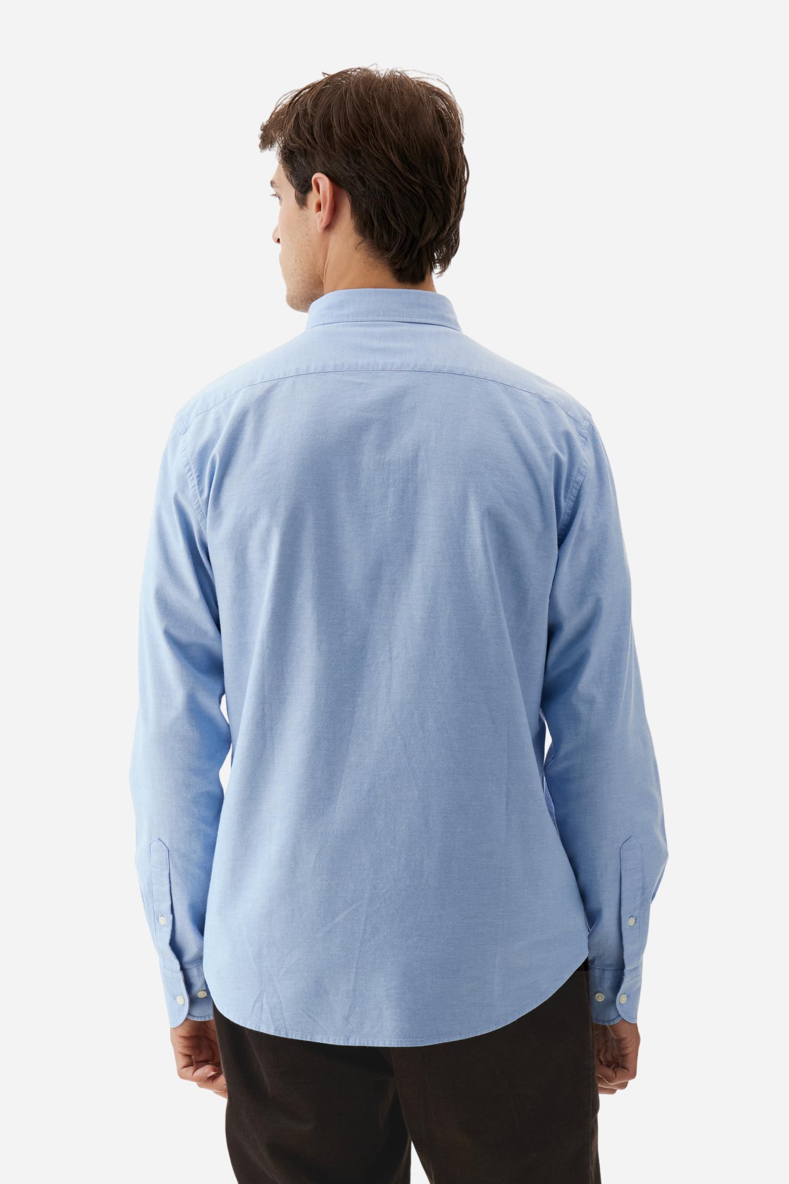 Classic men's long-sleeved shirt in stretch cotton Oxford, solid colour. Finished with a French collar and interior regimental-pattern fabric details. Chest features multicolour prints and embroideries inspired by British Polo, including the large team logo embroidered in contrast. Regular fit ensuring comfort and enhancing any physique. Model wears size L. - Cornflower blue