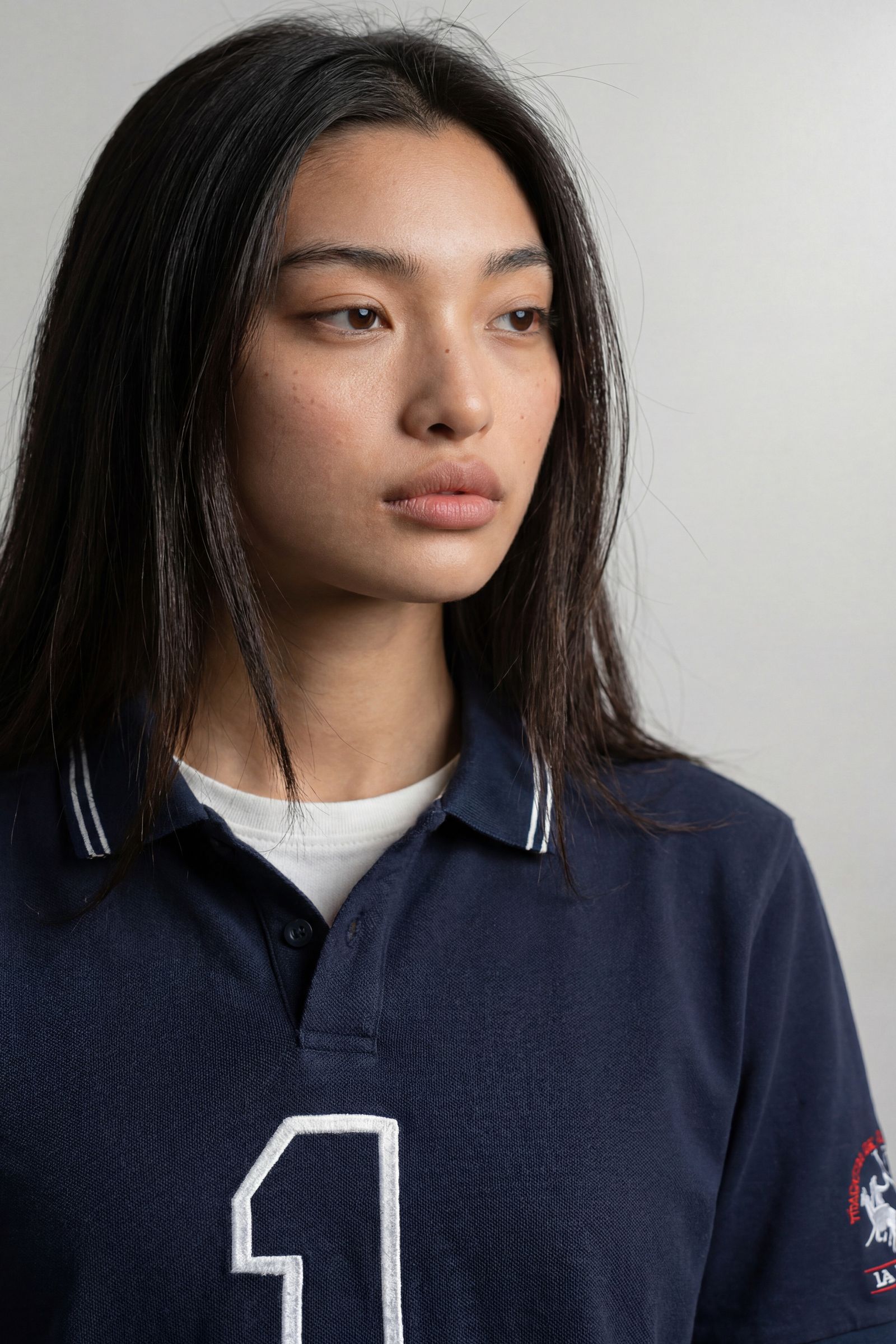 Numbered style with exclusive label, produced in only 100 pieces per style/colour. The label is positioned on the back, at the lower right, with the progressive number clearly visible. Short-sleeved polo shirt made from 100% cotton jersey. The contemporary-cut design features a modern, wide and relaxed silhouette, with a distinctly current streetwear touch. The collar is ribbed with contrast stripes, while the cuffs are ribbed tone-on-tone. The contrast number “1” on the chest, made from raw-edge finished f
