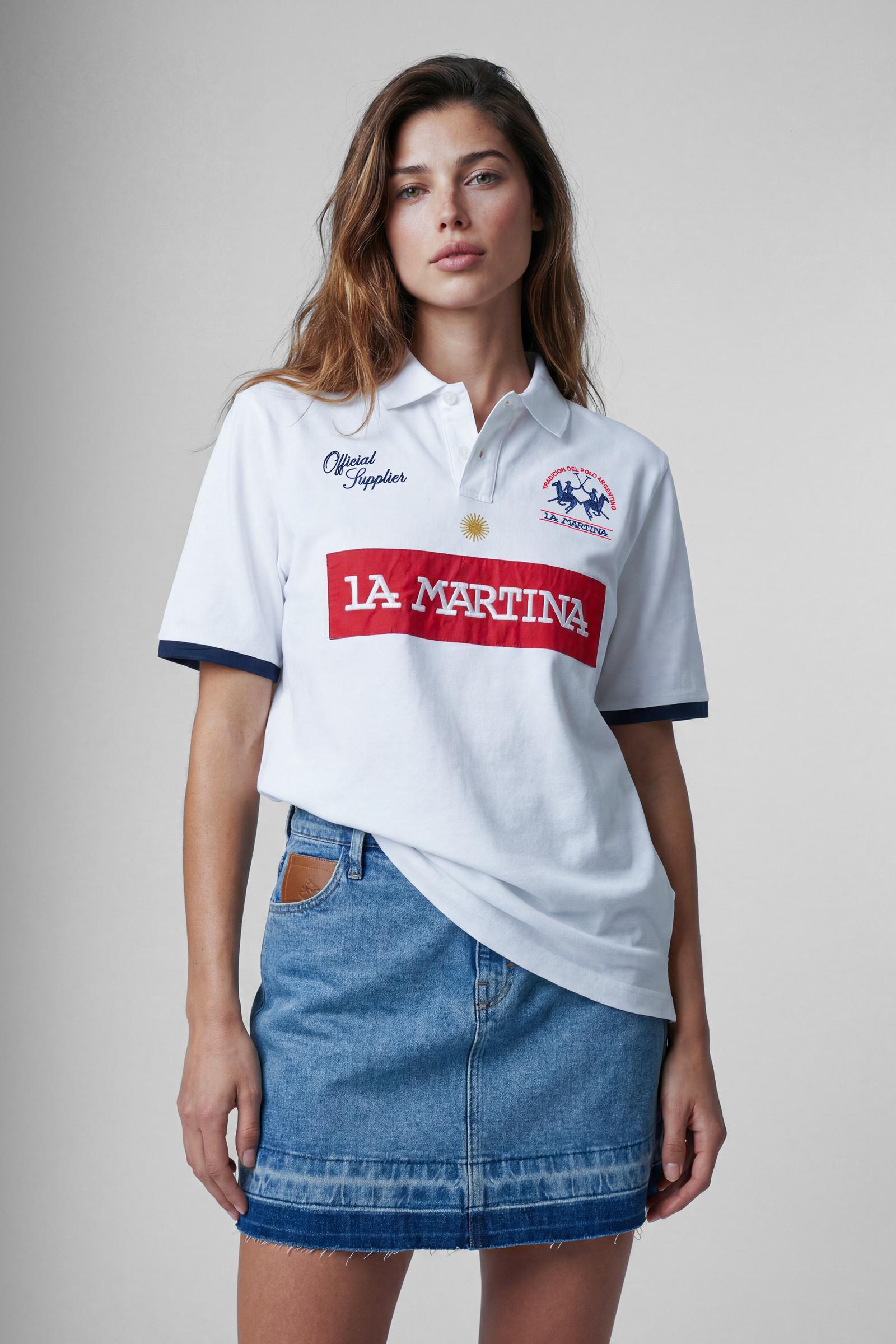 Numbered style with exclusive label, produced in only 100 pieces per style/colour. The label is positioned on the back, at the lower right, with the progressive number clearly visible. Short-sleeved polo shirt made from solid-colour 100% cotton jersey. The contemporary-cut design features a modern, wide and relaxed silhouette, with a current streetwear aesthetic. The style is completed with a tone-on-tone ribbed collar and contrast ribbed cuffs. The front fastening has two buttons. The front graphic is bold