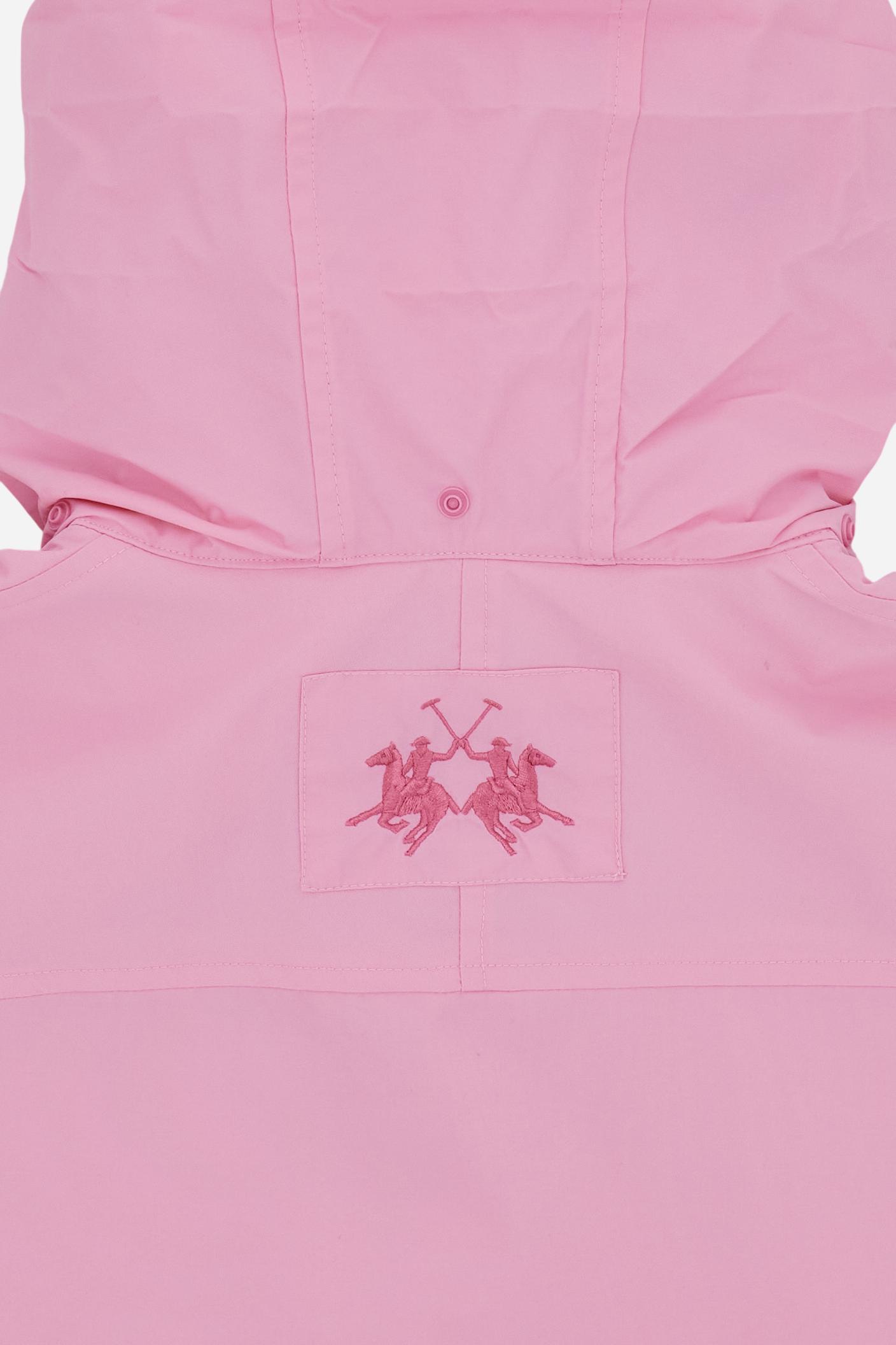 Cappotto da donna in nylon taslan antivento con cappuccio integrato. Stile cropped, zip nascosta, polsini regolabili e logo ricamato sul retro. Fit boxy. - Begonia Pink                                                                                                                                                                                                                                                                                                                                                        