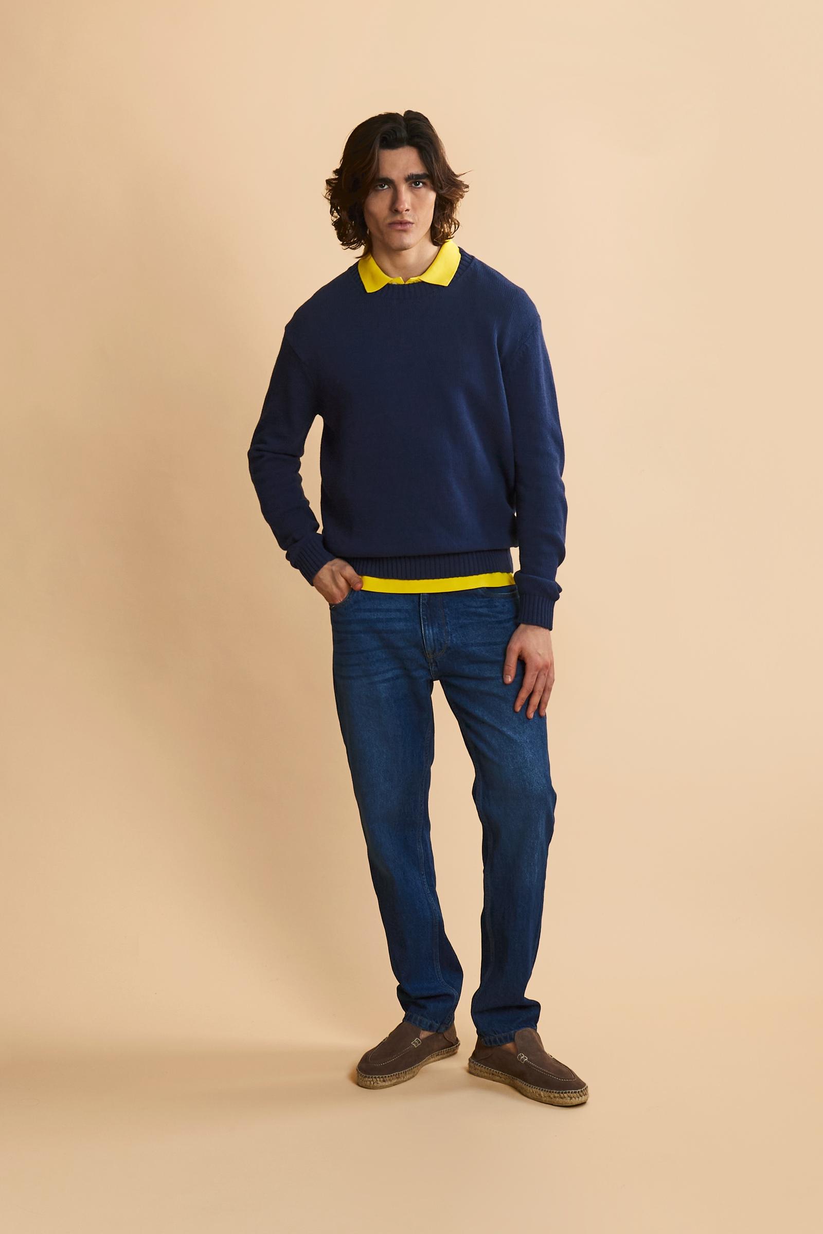 Men’s long-sleeved sweater made with gauge 5 knit in solid-color pure cotton yarn. The particular structure of the knit gives the garment a substantial yet soft hand feel. The clean, essential design is defined by a crew neck, ribbed cuffs, and hem. The fit is regular and relaxed, with a well-positioned shoulder that keeps the silhouette neat. On the back, just below the neckline, the embroidered logo patch adds a discreet brand signature. The model is wearing size L. - Navy