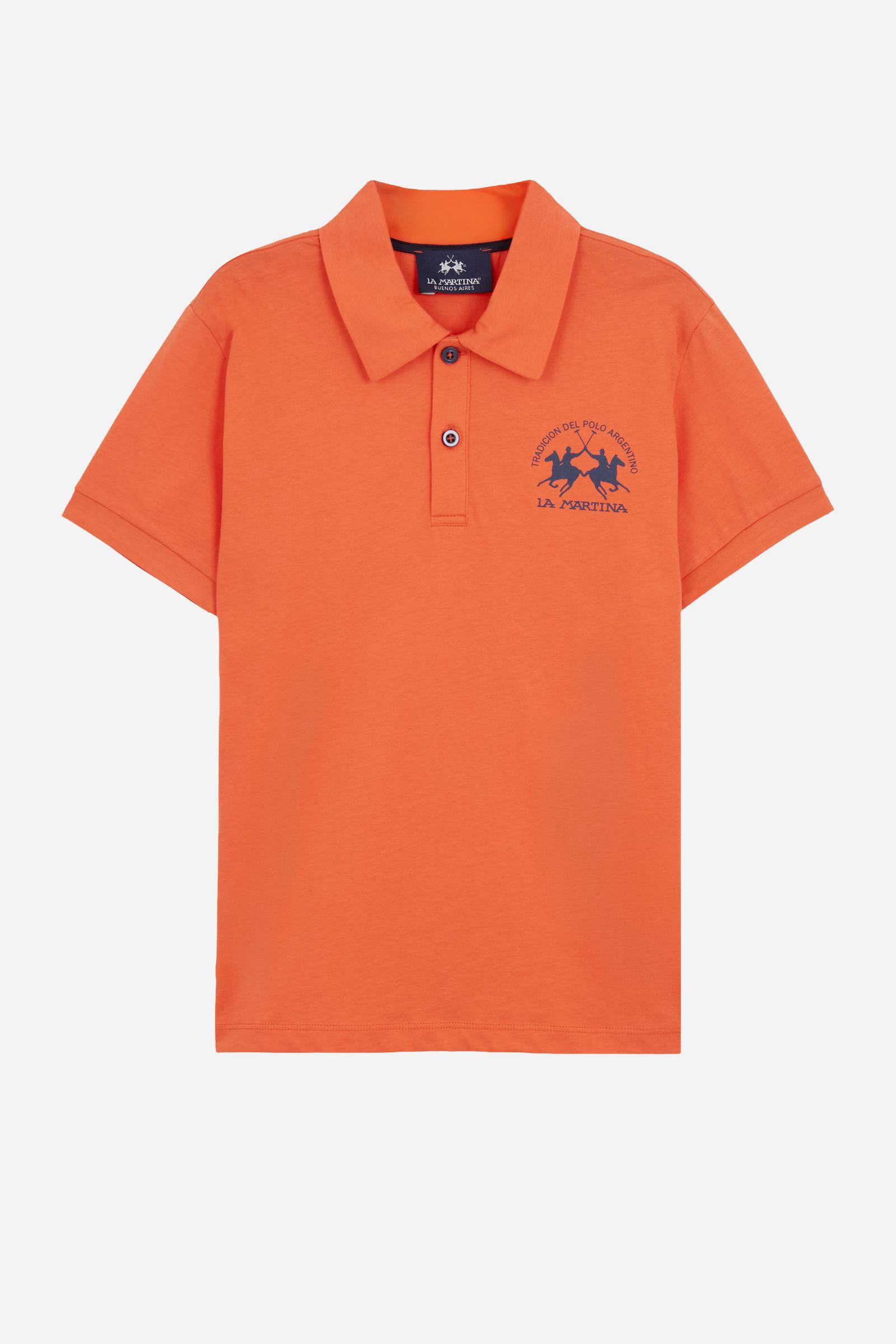 Short-sleeved polo shirt for boys made from lightweight 100% cotton jersey in a solid colour. The style features a two-button front opening and shirt collar in the same fabric. The contrast inner collar tape recalls the Team logo printed on the chest, while the brand lettering under the collar completes the garment with an iconic and recognisable detail. - Flame