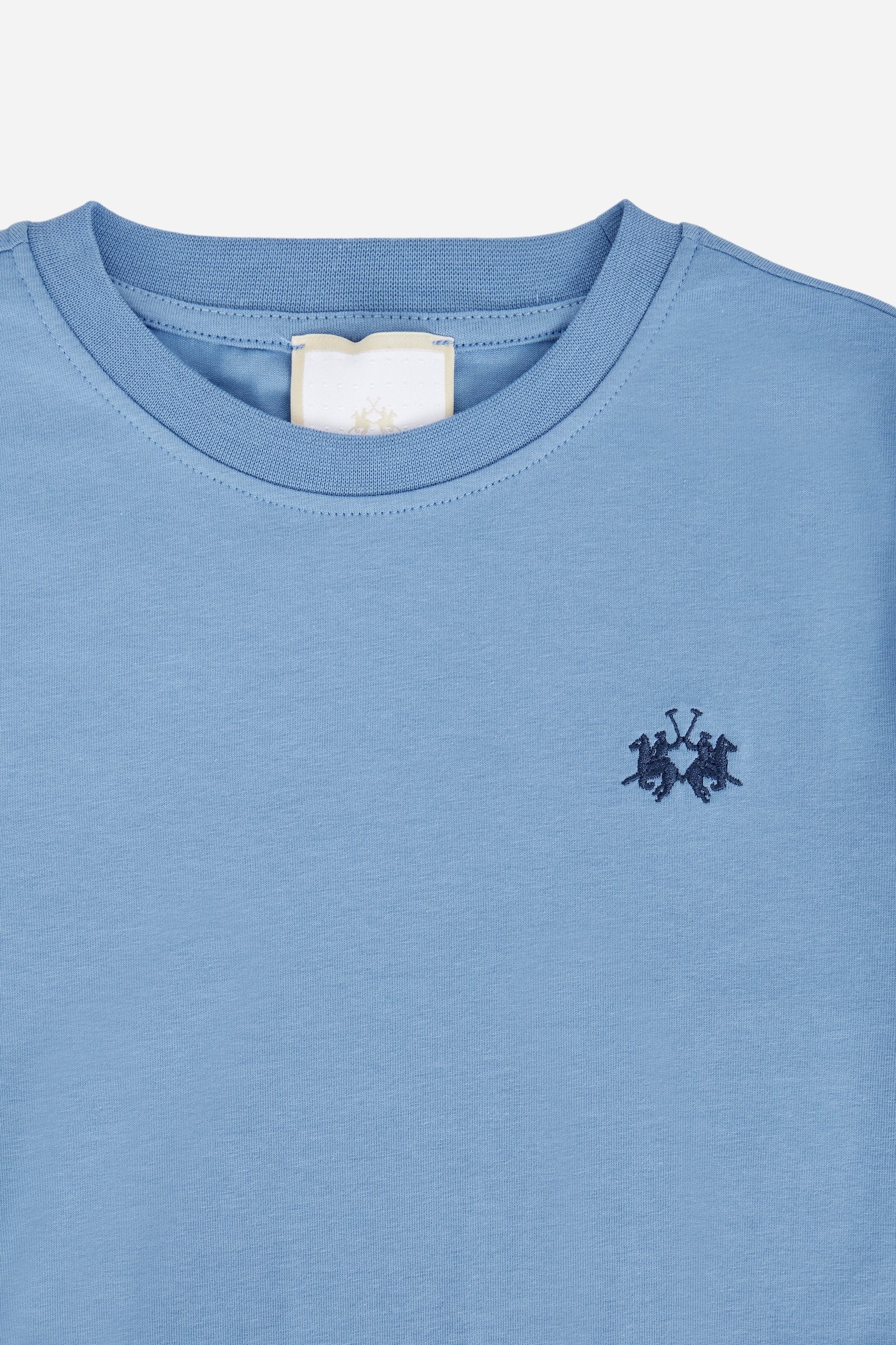 Short-sleeved T-shirt for girls made from 100% cotton jersey. The crew-neck style features a ribbed collar, regular fit and cropped line. The brand logo embroidered on the chest in a contrast colour adds an essential and distinctive detail. A versatile T-shirt, perfect for casual looks with a contemporary feel. - Riviera