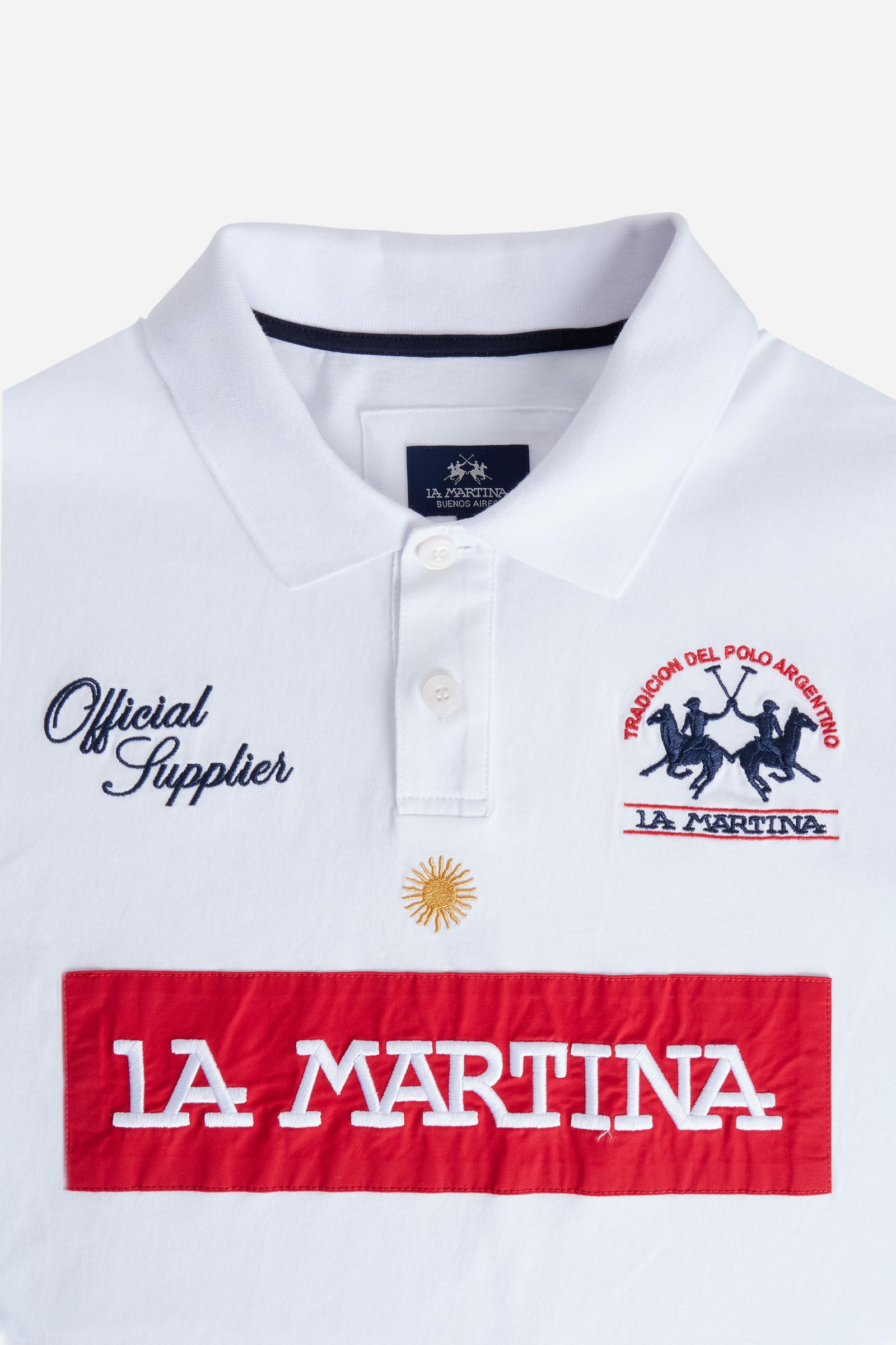 Numbered style with exclusive label, produced in only 100 pieces per style/colour. The label is positioned on the back, at the lower right, with the progressive number clearly visible. Short-sleeved polo shirt made from solid-colour 100% cotton jersey. The contemporary-cut design features a modern, wide and relaxed silhouette, with a current streetwear aesthetic. The style is completed with a tone-on-tone ribbed collar and contrast ribbed cuffs. The front fastening has two buttons. The front graphic is bold