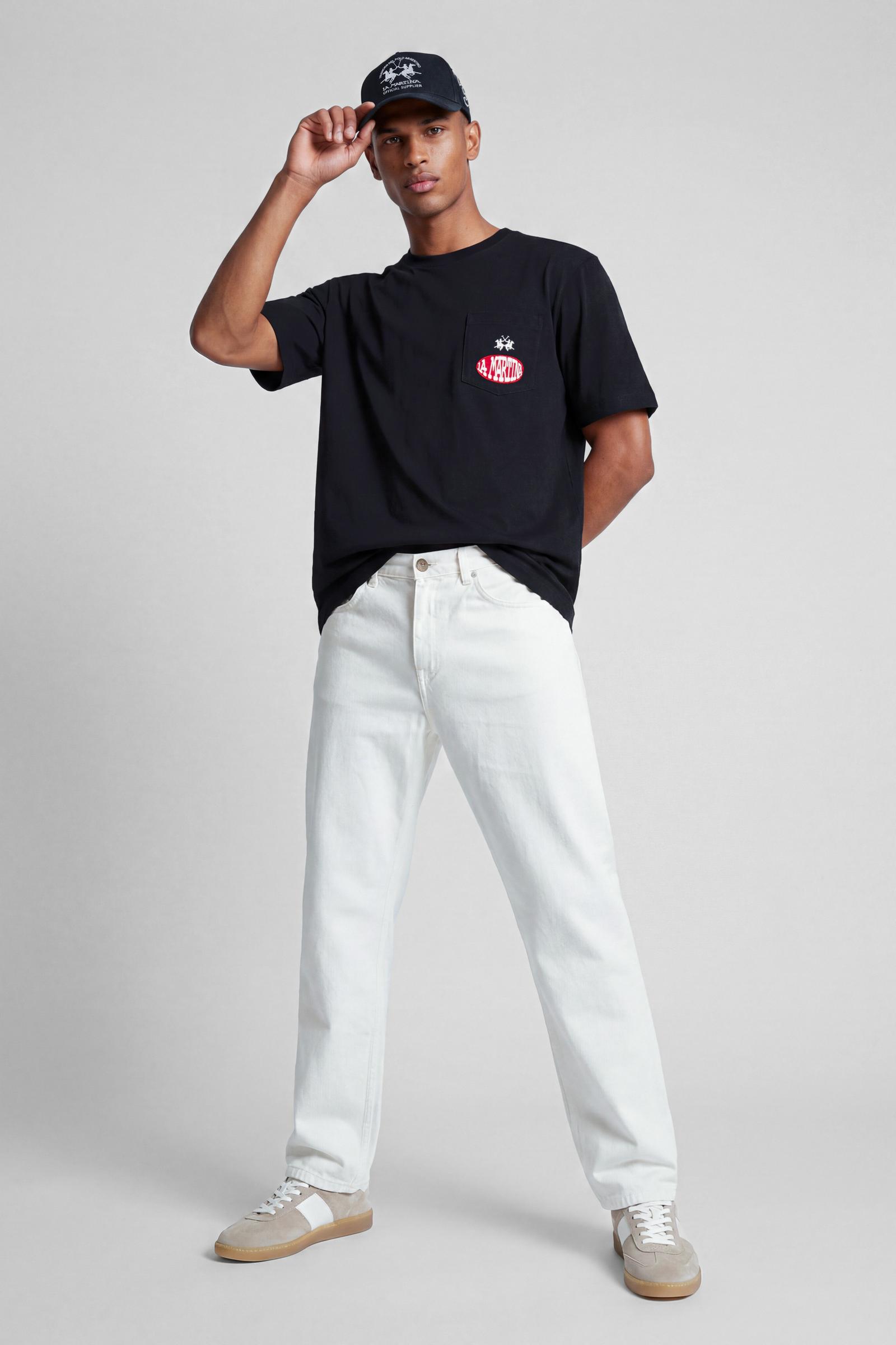 Numbered style with exclusive label, produced in only 100 pieces per style/colour. The label is positioned on the back, at the lower right, with the progressive number clearly visible. Short-sleeved T-shirt made from solid-colour 100% cotton jersey. The crew-neck design, with tone-on-tone ribbed collar, features a contemporary cut with a modern, wide and relaxed silhouette. The left side of the chest is enriched with a small pocket featuring the brand logo embroidered in contrast and an applied embroidered 