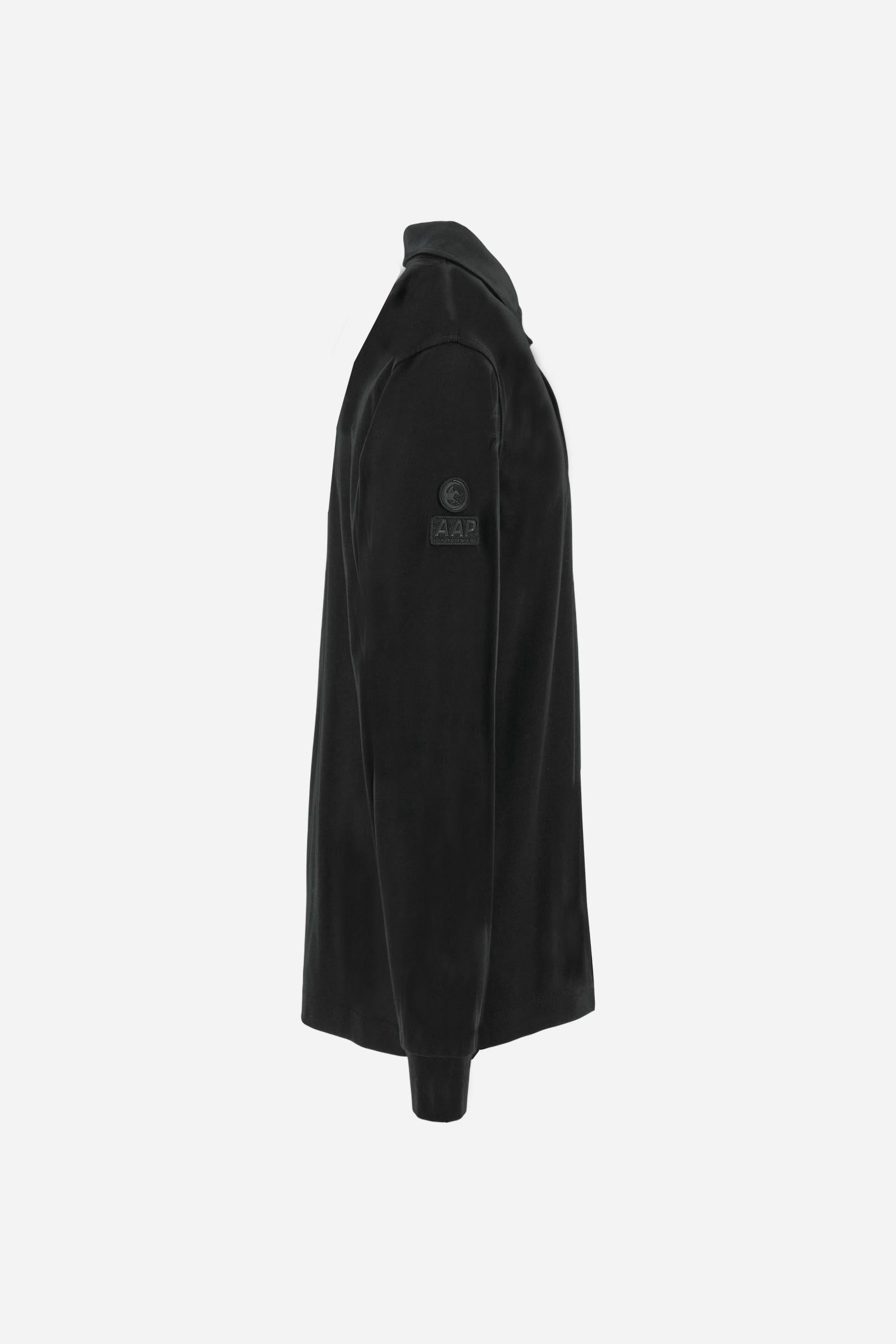 Premium men’s long-sleeve polo shirt in 100% cotton jersey with a smooth, silky texture. Hidden button placket and vertical contrast print. Patches dedicated to the Asociación Argentina de Polo (AAP) on the sleeve and below the opening. Small semi-transparent contrasting logo printed on the chest. Regular fit. The model wears size L. - Black