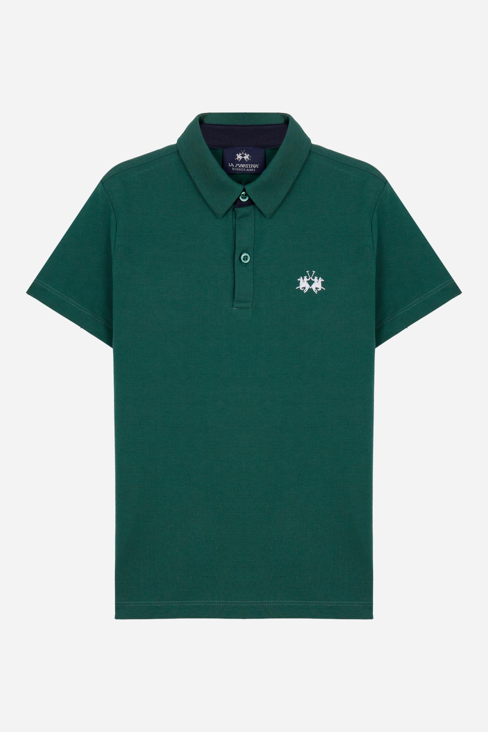 Short-sleeved polo shirt for boys made from soft 100% cotton piqué in a solid colour. The classic style features a regular fit, piqué collar and two-button front closure. The contrast inner collar detail and the multicolour logo embroidered on the chest enrich the garment. The detail under the collar completes the design with a distinctive touch. - Pineneedle