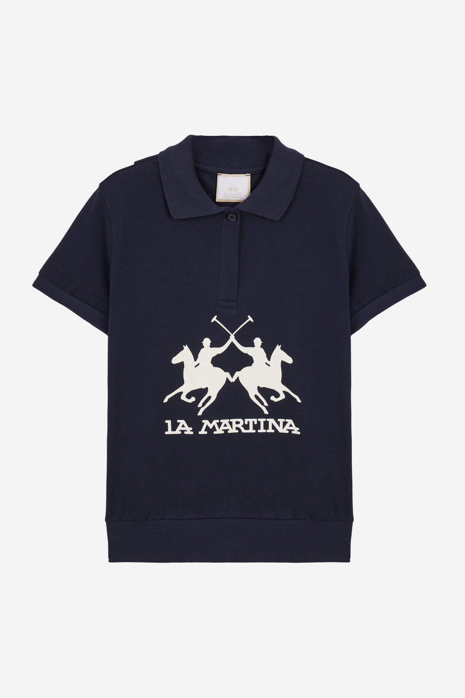 Short-sleeved polo shirt for girls made from soft 100% cotton piqué in a solid colour. The style features a regular fit, hip length and shirt collar in the same fabric with a buttonless V-neck. The contrast maxi front print, featuring the brand logo, gives the garment strong visual impact and a sporty, feminine style. - Navy