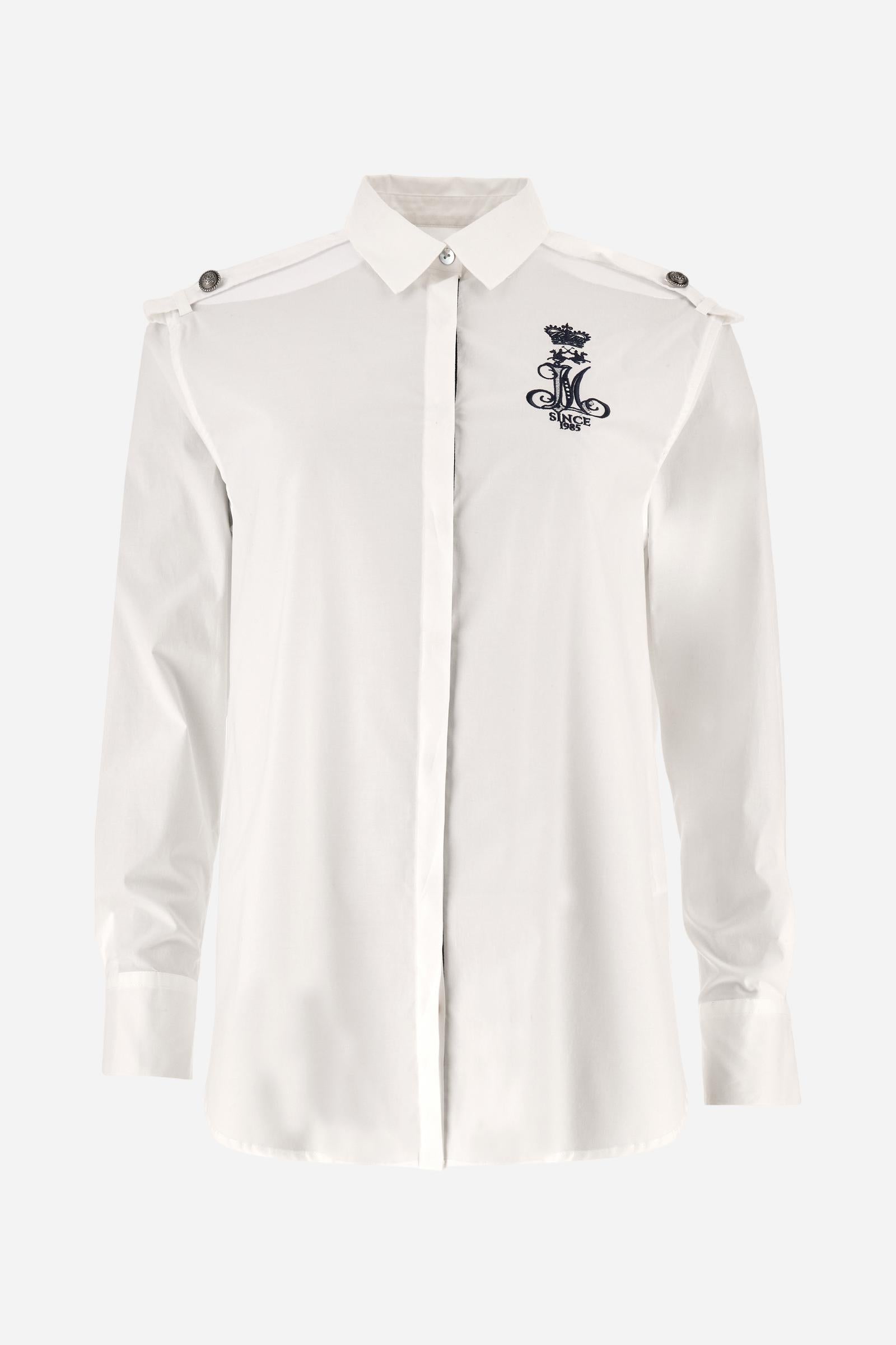 Women's shirt with single-colour sleeves, made of cotton poplin. French collar and covered buttons on the front. On the shoulders, as a motif detail, there is braiding that fastens with a loop and a large decorative button.	 On the left chest, the graphic with the large stylised LM and the crown logo is embroidered with contrasting coloured thread. Regular fit. The model is wearing a size 2. - Optic White