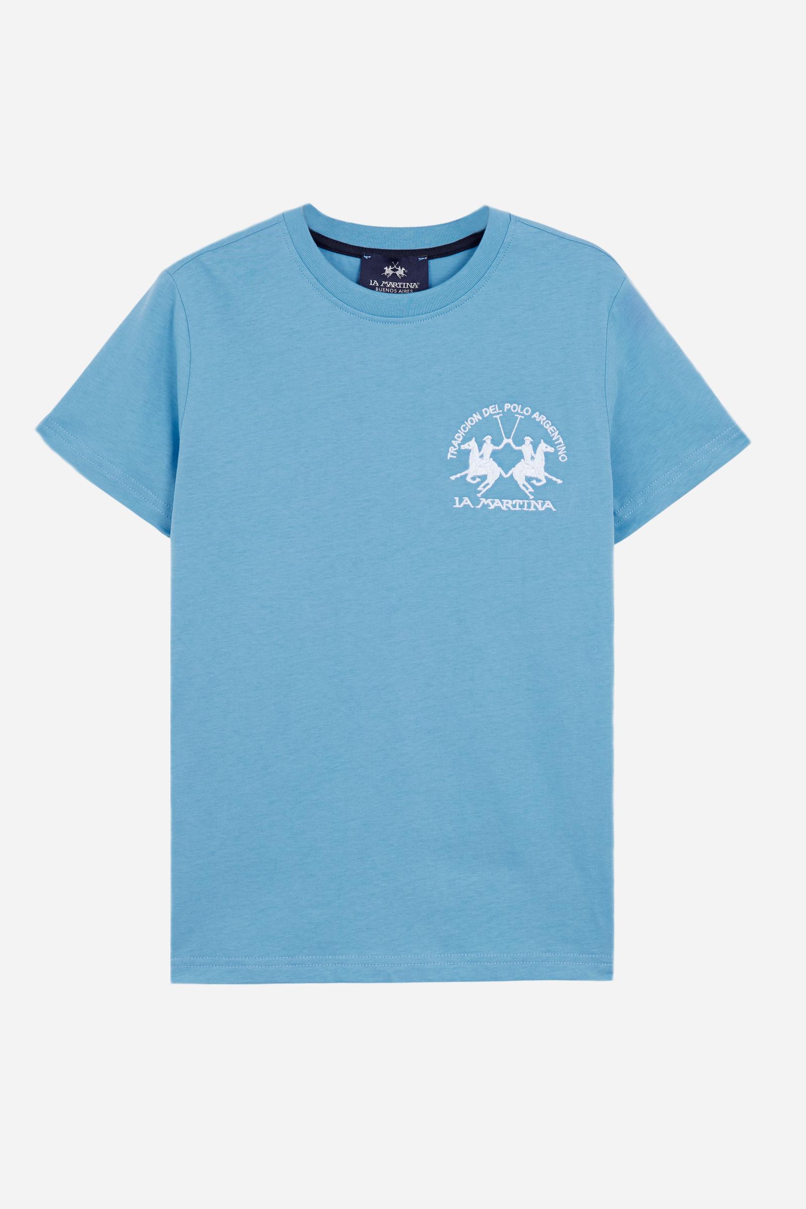 Short-sleeved T-shirt for boys made from 100% cotton jersey in a solid colour. The classic style features a regular fit, tonal ribbed crew neck and contrast inner sweatband. The brand’s Team logo, embroidered on the chest in a contrast colour, adds an iconic and distinctive detail. An essential and versatile garment, ideal for the everyday wardrobe. - Ultramarine